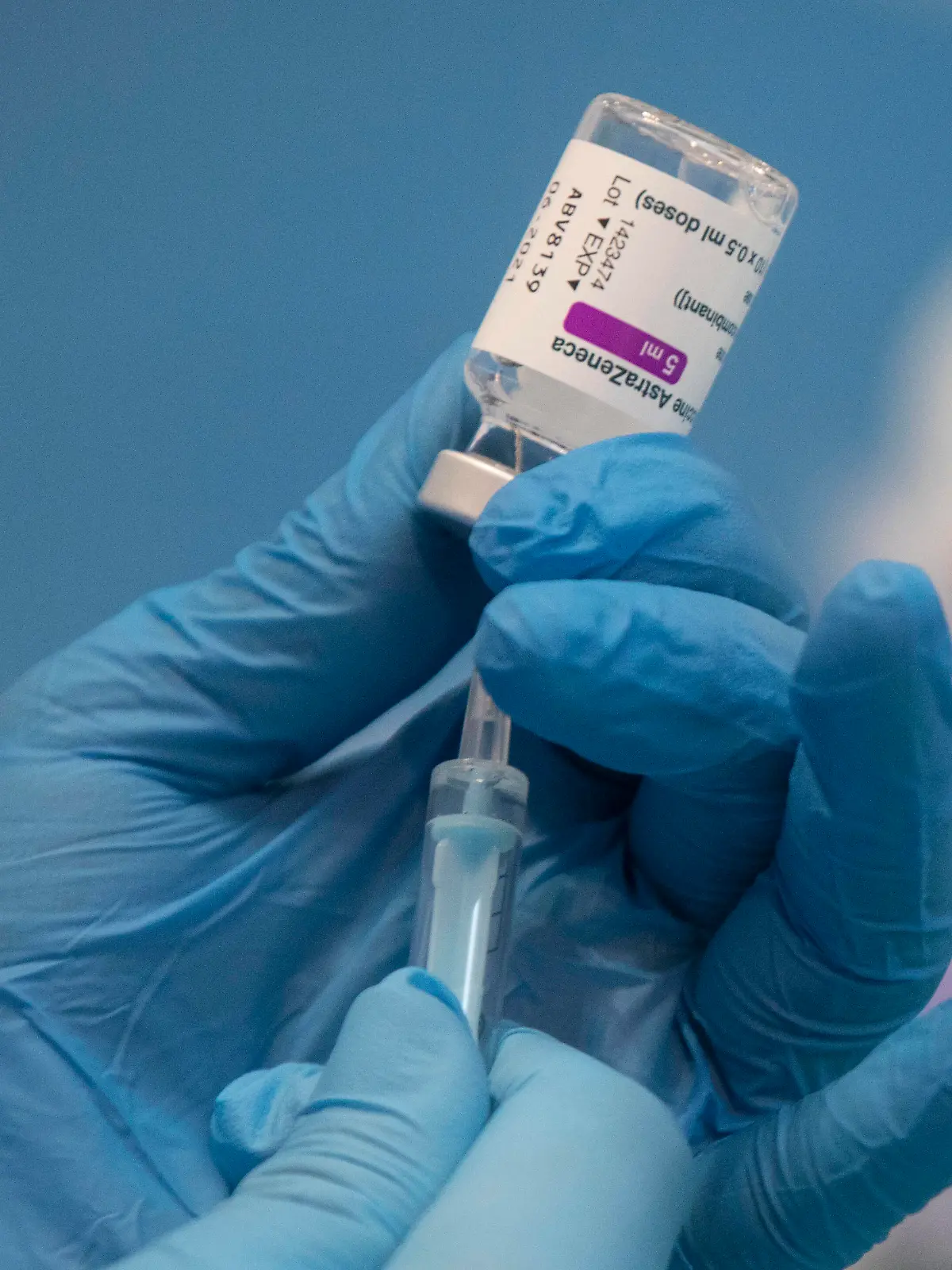  A healthcare professional holds a syringe with a vial of AstraZeneca s COVID-19 vaccine at a vaccination device at the SADUS pavilion in Seville, Andalusia, Spain, March 24, 2021. 25 MARCH 2021 Maria Jos Lopez / LagenciaEP 03/25/2021 Seville Andalusia Seville Andalusia Spain Copyright: xMariaxJos xLopezx 3620832