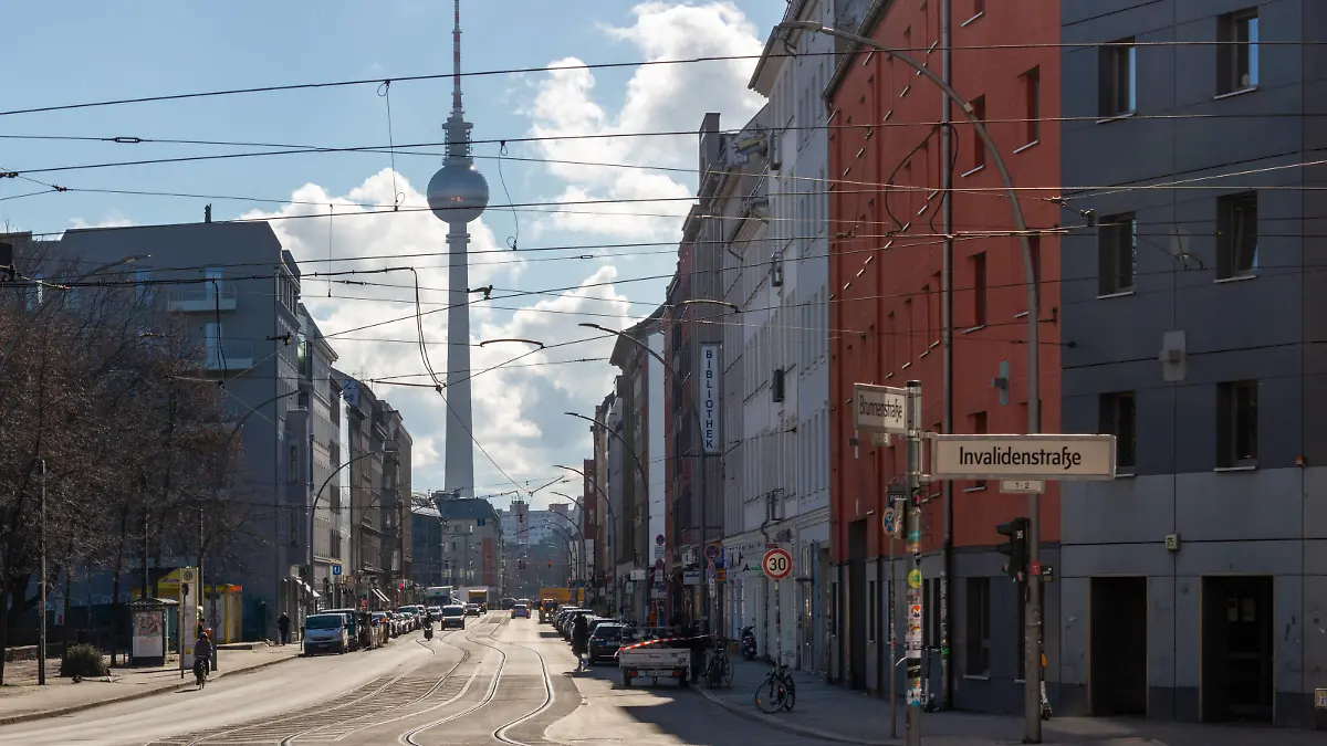 Die Brunnenstrasse mit Straßenbahnschienen. Blick Richtung Rosenthaler Platz und dem Fernsehturm in Berlin. 05.03.2021, Berlin, GER - Die Brunnenstrasse mit Straßenbahnschienen. Blick Richtung Rosenthaler Platz und dem Fernsehturm in Berlin., *** The Brunnenstrasse with tram tracks View towards Rosenthaler Platz and the television tower in Berlin 05 03 2021, Berlin, GER The Brunnenstrasse with tram tracks View towards Rosenthaler Platz and the television tower in Berlin ,