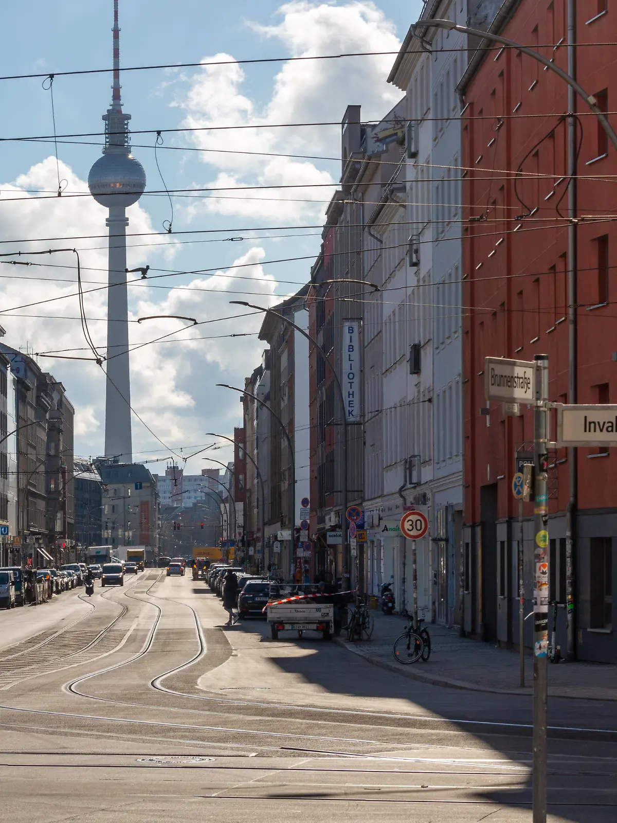 Die Brunnenstrasse mit Straßenbahnschienen. Blick Richtung Rosenthaler Platz und dem Fernsehturm in Berlin. 05.03.2021, Berlin, GER - Die Brunnenstrasse mit Straßenbahnschienen. Blick Richtung Rosenthaler Platz und dem Fernsehturm in Berlin., *** The Brunnenstrasse with tram tracks View towards Rosenthaler Platz and the television tower in Berlin 05 03 2021, Berlin, GER The Brunnenstrasse with tram tracks View towards Rosenthaler Platz and the television tower in Berlin , 