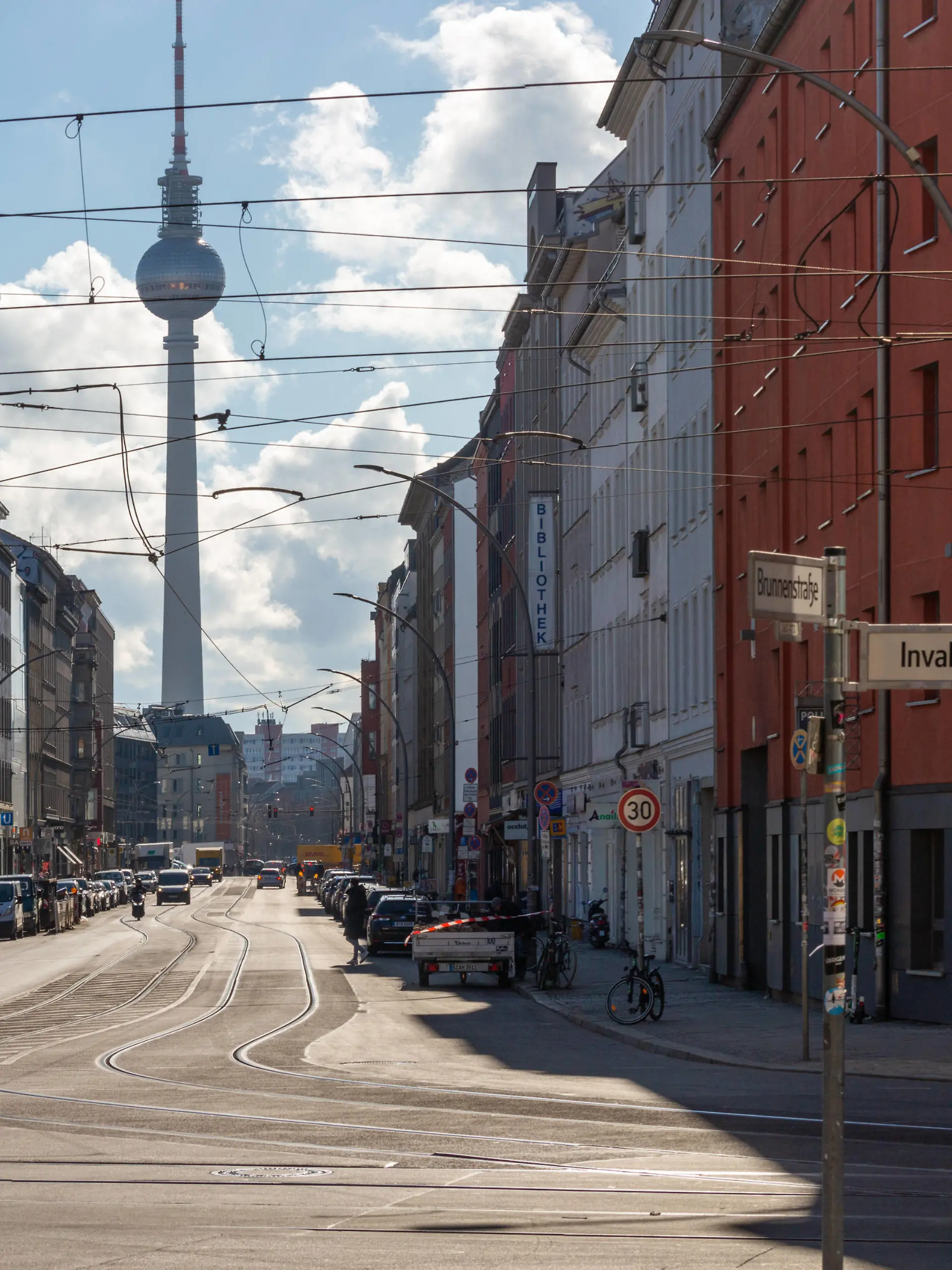 Die Brunnenstrasse mit Straßenbahnschienen. Blick Richtung Rosenthaler Platz und dem Fernsehturm in Berlin. 05.03.2021, Berlin, GER - Die Brunnenstrasse mit Straßenbahnschienen. Blick Richtung Rosenthaler Platz und dem Fernsehturm in Berlin., *** The Brunnenstrasse with tram tracks View towards Rosenthaler Platz and the television tower in Berlin 05 03 2021, Berlin, GER The Brunnenstrasse with tram tracks View towards Rosenthaler Platz and the television tower in Berlin , 