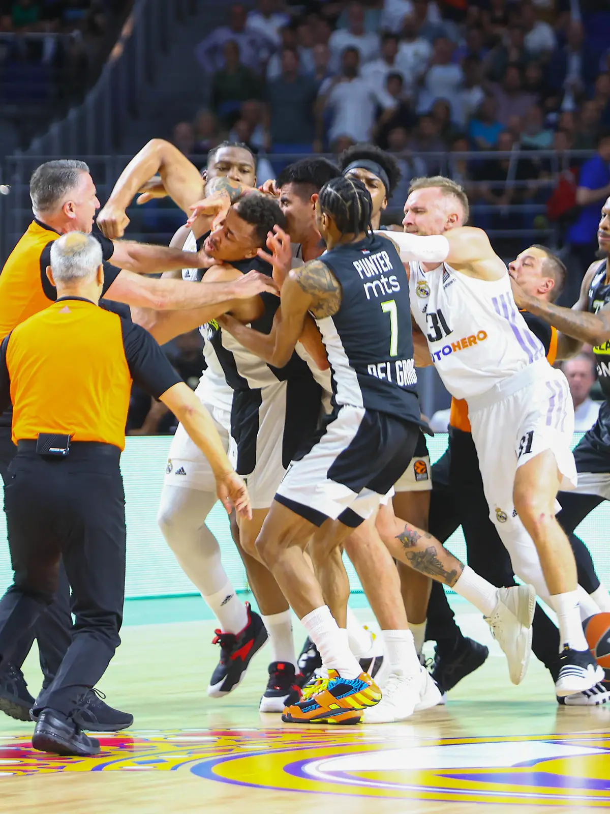 27th April 2023 Turkish Airlines Euroleague Basketball Playoff Game 2 Real Madrid vs Partizan Mozzart Bet Belgrade 27th April 2023 Wizink Center Madrid Spain Turkish Airlines Euroleague Basketball Playoff Game 2 Real Madrid vs Partizan Mozzart Bet Belgrade fight between Real Madrid and Partizan players during the game, Dante Partizan, Gabriel Deck Real Madrid Madrid Madrid Spain Baloncesto *** 27th April 2023 Turkish Airlines Euroleague Basketball Playoff Game 2 Real Madrid vs Partizan Mozzart Bet Belgrade 27th April 2023 Wizink Center Madrid Spain Turkish Airlines Euroleague Basketball Playoff Game 2 Real Madrid vs Partizan Mozzart Bet Belgrade fight between Real Madrid and Partizan players during the game, Dante Partizan , Gabriel Deck Real Madrid Madrid Madrid Madrid Spain Basketball Copyright: xAlbaxPachecox/xAgenciaxLOFx