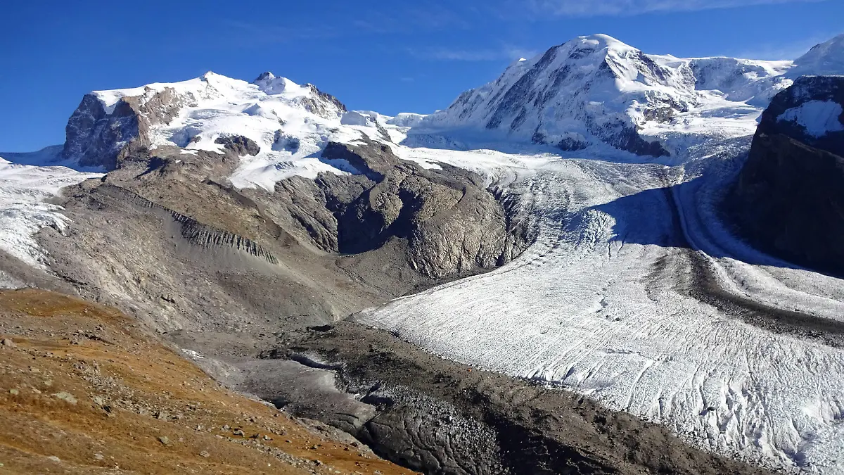 ACHTUNG: SPERRFRIST 9. APRIL 14:00 UHR. - HANDOUT - 26.07.2017, Schweiz, Zermatt: Der Gornergletscher im Gebirgsmassiv Monte Rosa in den Walliser Alpen. (zu «Alpengletscher könnten 2100 weitgehend weggetaut sein») Foto: M. Huss/EGU/dpa - ACHTUNG: Nur zur redaktionellen Verwendung im Zusammenhang mit der aktuellen Berichterstattung über die genannte Studie und nur mit vollständiger Nennung des vorstehenden Credits +++ dpa-Bildfunk +++