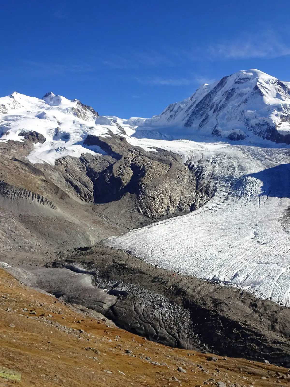 ACHTUNG: SPERRFRIST 9. APRIL 14:00 UHR.  - HANDOUT - 26.07.2017, Schweiz, Zermatt: Der Gornergletscher im Gebirgsmassiv Monte Rosa in den Walliser Alpen. (zu «Alpengletscher könnten 2100 weitgehend weggetaut sein») Foto: M. Huss/EGU/dpa - ACHTUNG: Nur zur redaktionellen Verwendung im Zusammenhang mit der aktuellen Berichterstattung über die genannte Studie und nur mit vollständiger Nennung des vorstehenden Credits +++ dpa-Bildfunk +++