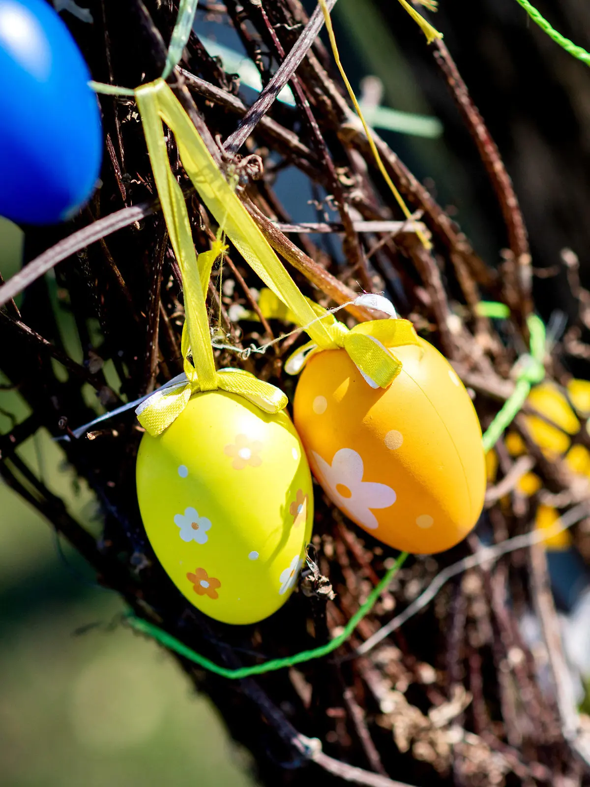31.03.2021, Niedersachsen, Ostereistedt: Bunte Ostereier hängen an einem Strauch im Ortskern. Foto: Hauke-Christian Dittrich/dpa +++ dpa-Bildfunk +++