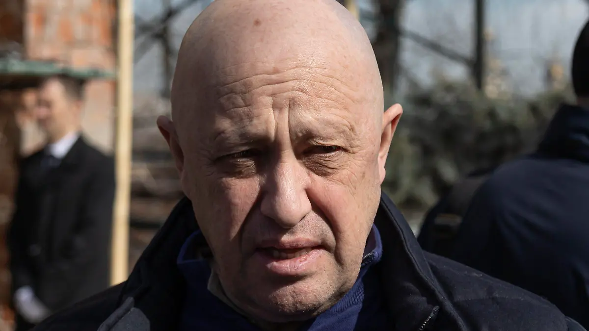 ARCHIV - 08.04.2023, Russland, Moskau: Jewgeni Prigoschin, Chef der russischen Privatarmee Wagner Group, nimmt an der Beisetzung des getöteten russischen Militärbloggers Tatarski auf dem Friedhof von Trojekurowskoje teil. (zu dpa «Wagner-Chef Prigoschin droht: keine Gefangenen mehr machen») Foto: Uncredited/AP/dpa - ACHTUNG: Nur zur redaktionellen Verwendung +++ dpa-Bildfunk +++