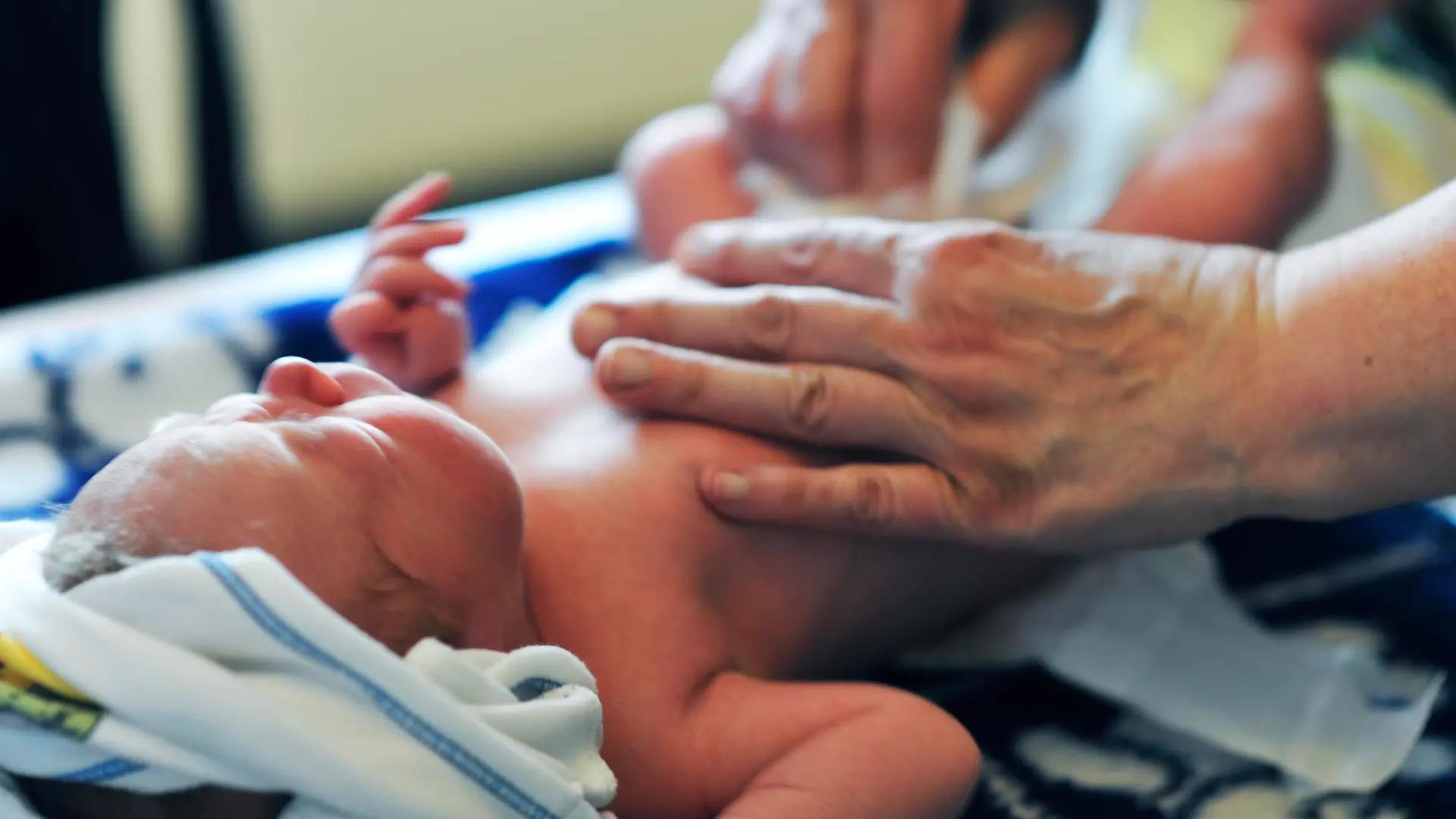 Der Hausbesuch der Hebamme gewinnt fuer Vorsorge und Nachsorge bei der Geburt eines Kindes eine zunehmende Bedeutung. Die Genesung und Gesundheit der Mutter und ihres Neugeborenes aber auch alltaegliche Routine wie das Baden, Wickeln und Tragen des Saeuglings ,nuetzliche Ratschlaege fuer Mutter und Vater sowie das Training durch Gymnastik der Mutter nach der Geburt, sowie auch davor sind staendiges Programm des Hausbesuches. Hausgeburten sind jedoch heute eher selten.Foto: Klaus Rose