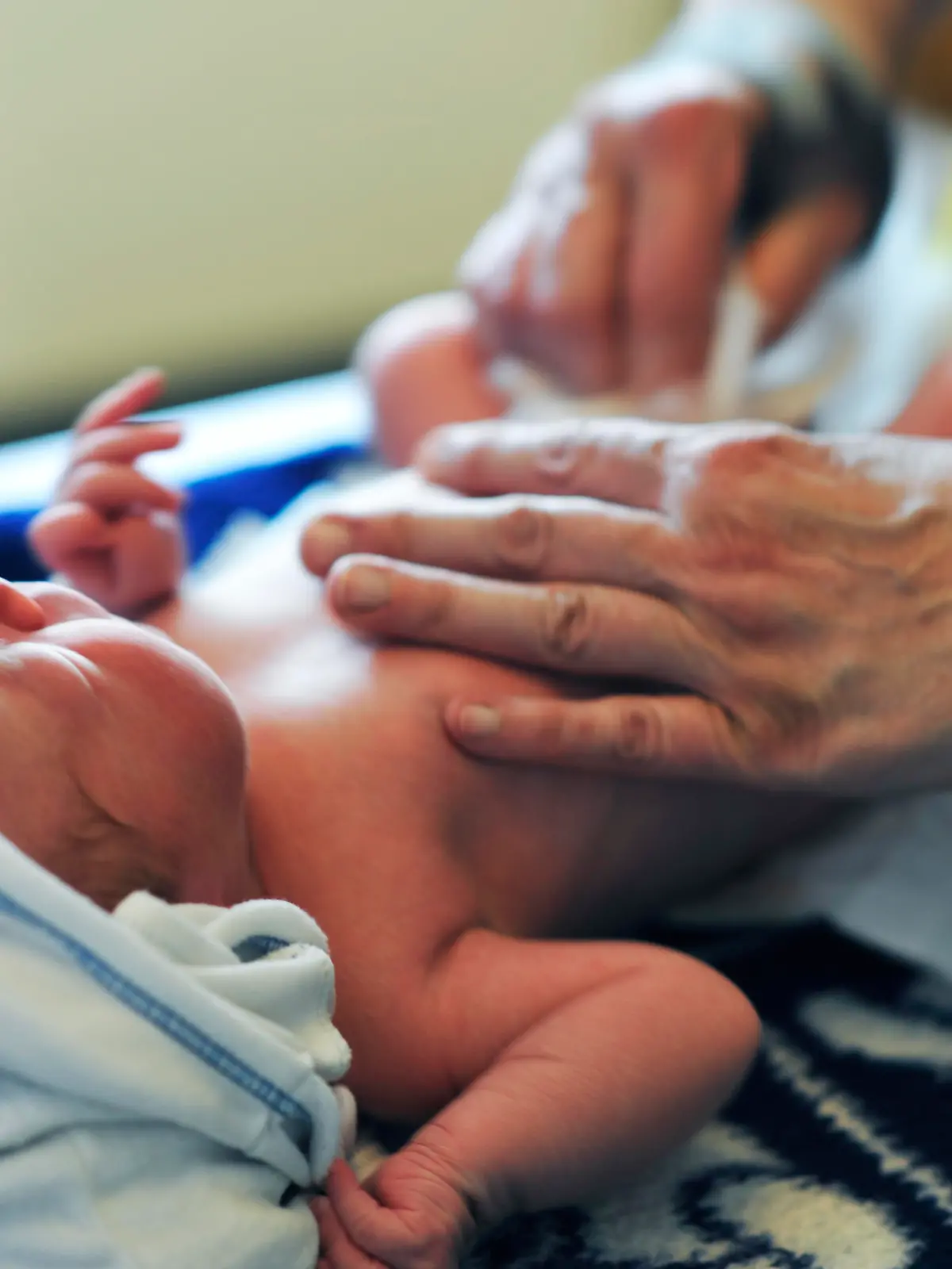 Der Hausbesuch der Hebamme gewinnt fuer Vorsorge und Nachsorge bei der Geburt eines Kindes eine zunehmende Bedeutung.  Die Genesung und Gesundheit der Mutter und ihres Neugeborenes  aber auch alltaegliche Routine wie das Baden, Wickeln und Tragen des Saeuglings ,nuetzliche  Ratschlaege  fuer Mutter und Vater sowie das Training durch Gymnastik der Mutter nach der Geburt, sowie auch davor sind staendiges Programm des Hausbesuches. Hausgeburten sind jedoch heute eher selten.Foto: Klaus Rose
