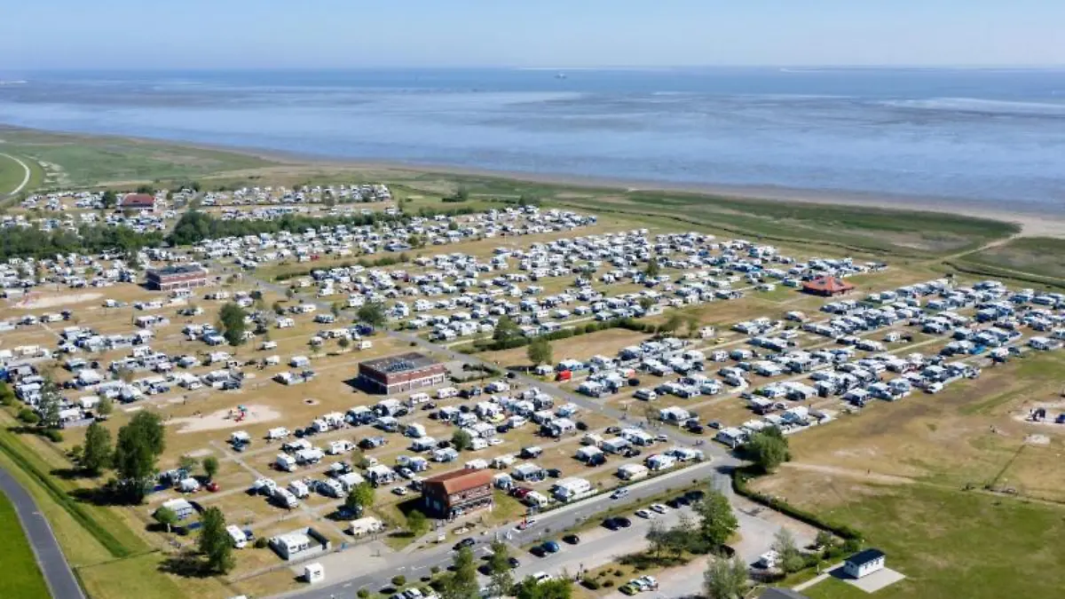 Wohnmobile stehen auf dem Campingplatz in Hooksiel