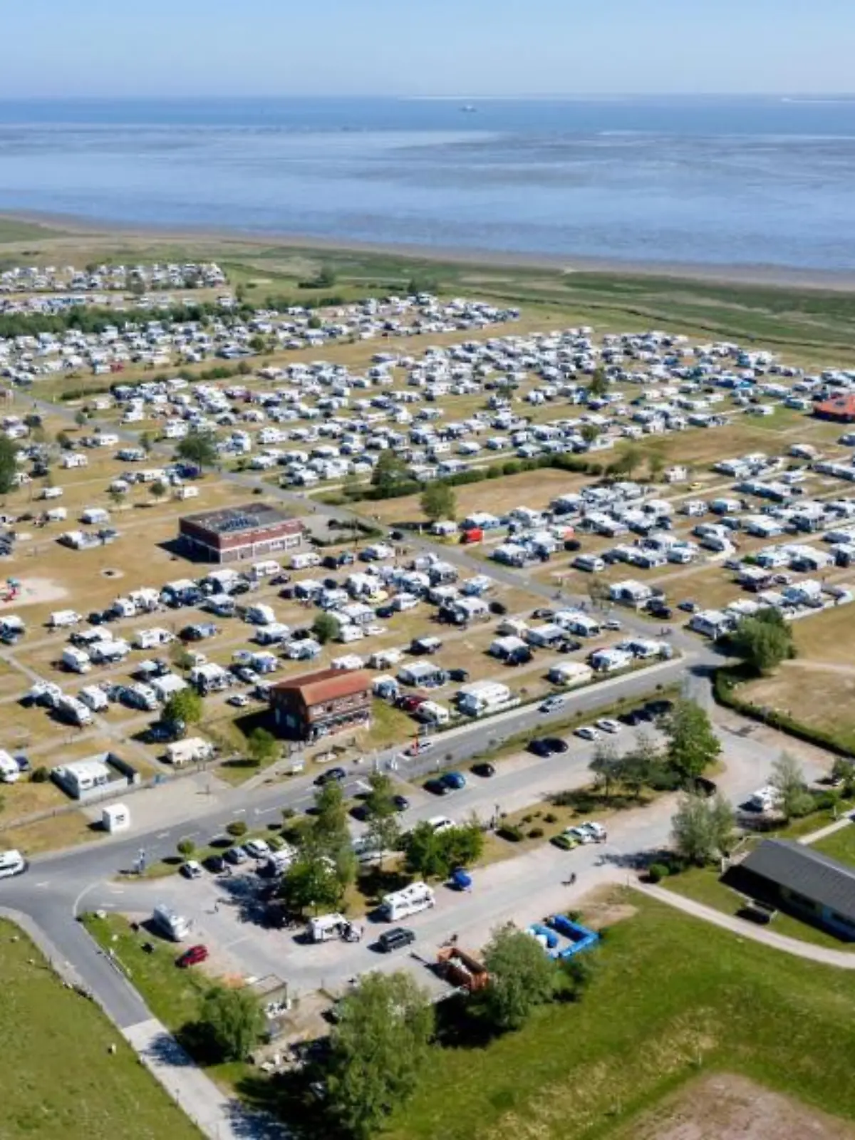 Wohnmobile stehen auf dem Campingplatz in Hooksiel