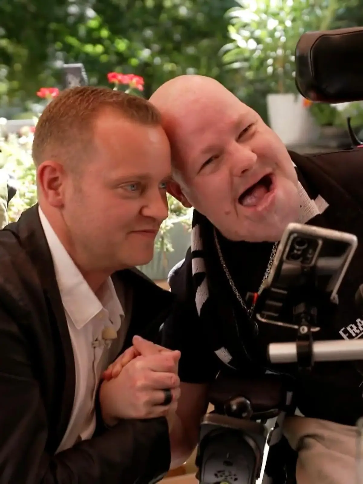 Frank Klein (40) sitzt seit einem Herzstillstand während einer Operation im Rollstuhl und kann nur über einen Computer sprechen. Trotzdem hat er den Mega-Hit „So viel mehr“ für Schlager-Star Frank Lukas geschrieben – und damit sogar Roland Kaiser entthront! Wie es dazu kam, dass der 40-Jährige sein eigenes Schicksal in dem Super-Hit verarbeiten durfte und wie er reagiert, als er sein Idol endlich trifft – die ganze Geschichte erzählen wir im Video!