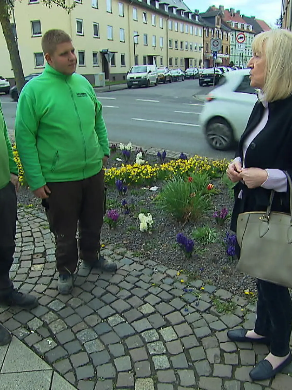 Er ist die „graue Maus“ unter den eigentlich grünen Stadtteilen: Der Leipziger Platz in Kassel-Bettenhausen. Da kommt der Anwohnerin Birgit Matzel eine wahrhaft unverschämte Idee – sie bringt Farbe in das triste Dasein der Bettenhausener Beete. Die Anwohner freut’s, doch das Kasseler Umwelt- und Gartenamt ist erbost. Sie fordern: Die Blümchen sollen weg! Wie der Rosenkrieg ausging, verraten wir im Video.