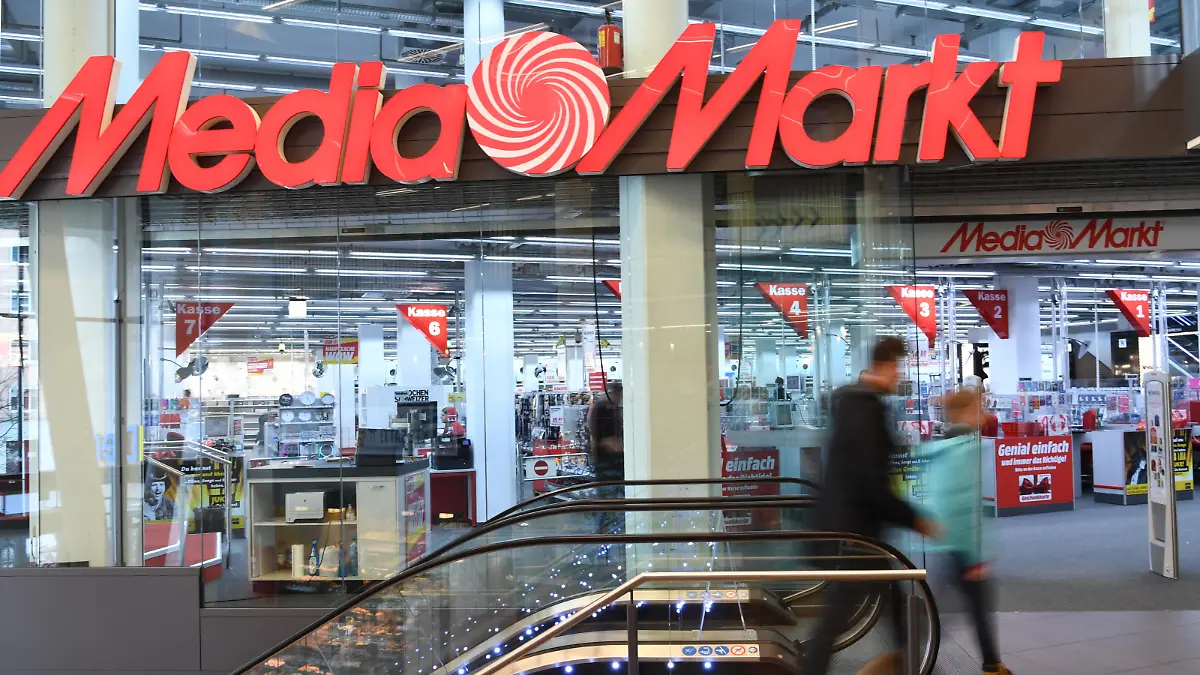 in Media Markt-Logo hängt am 30.03.2016 vor dem Eingang zu einem Media Markt-Markt in München (Bayern).