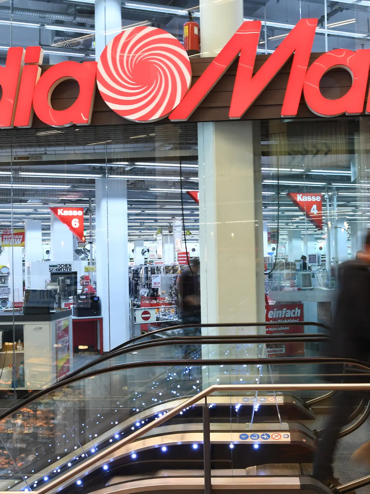 in Media Markt-Logo hängt am 30.03.2016 vor dem Eingang zu einem Media Markt-Markt in München (Bayern).