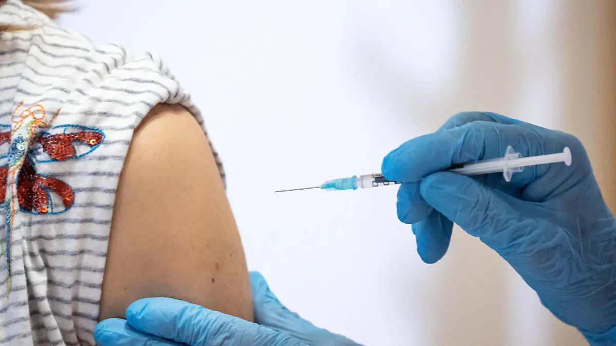 Schwaz 11.03.2021, Schwaz, AUT, Coronavirus in Österreich, Beginn Impfaktion Bezirk Schwaz, ab heute stehen 100.000 zusätzliche Impfdosen des Impfstoffs von BioNTech/Pfizer zur Bekämpfung der Coronavirus-Pandemie zur Verfügung, im Bild Impfung // Vaccination during the start of the vaccination campaign in the Schwaz district. Starting today, 100,000 additional doses of BioNTech / Pfizer s vaccine are available to fight the coronavirus pandemic. Schwaz, Austria on 2021/03/11. **** ONLY FOR GERFRAITAESPSUISSEGBR **** *** Schwaz 11 03 2021, Schwaz, AUT, Coronavirus in Austria, Start of vaccination campaign in the Schwaz district Starting today, 100,000 additional doses of BioNTech Pfizer s vaccine are available to fight the coronavi PUBLICATIONxNOTxINxAUT EP_gro