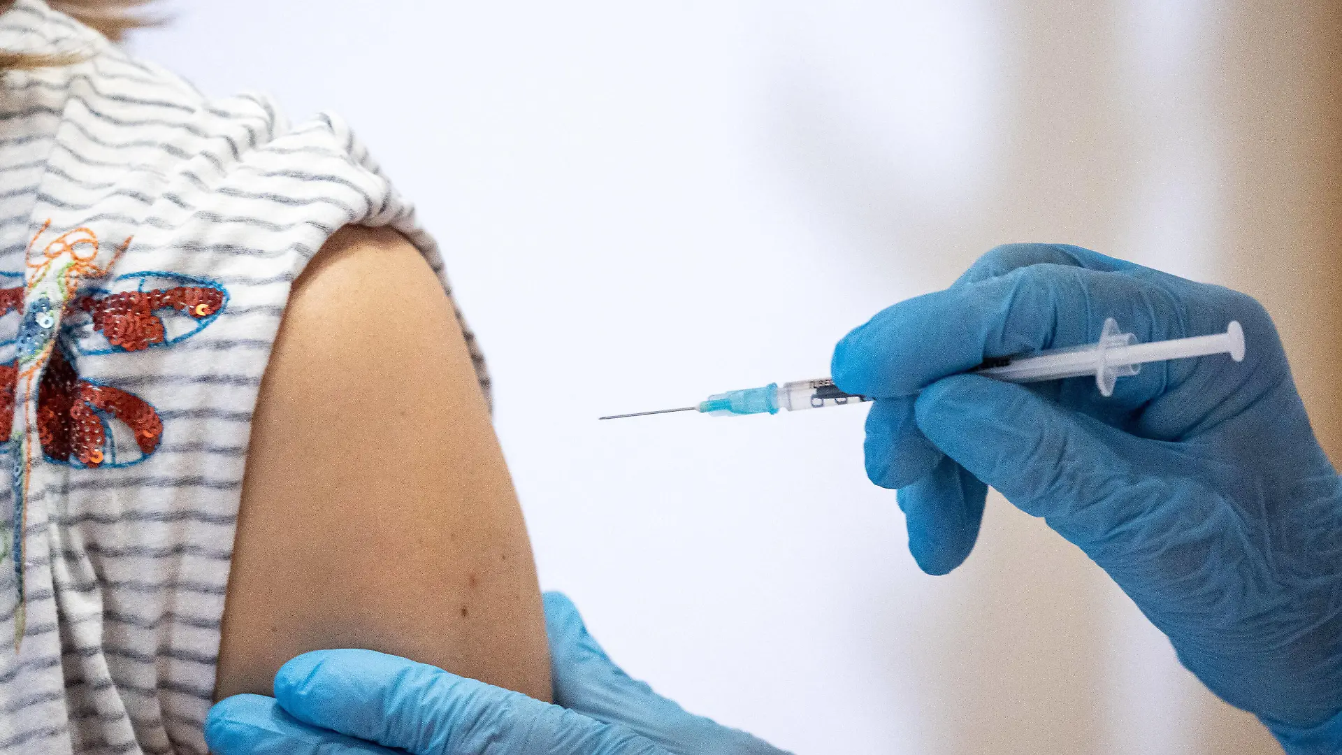 Schwaz 11.03.2021, Schwaz, AUT, Coronavirus in Österreich, Beginn Impfaktion Bezirk Schwaz, ab heute stehen 100.000 zusätzliche Impfdosen des Impfstoffs von BioNTech/Pfizer zur Bekämpfung der Coronavirus-Pandemie zur Verfügung, im Bild Impfung // Vaccination during the start of the vaccination campaign in the Schwaz district. Starting today, 100,000 additional doses of BioNTech / Pfizer s vaccine are available to fight the coronavirus pandemic. Schwaz, Austria on 2021/03/11. **** ONLY FOR GERFRAITAESPSUISSEGBR **** *** Schwaz 11 03 2021, Schwaz, AUT, Coronavirus in Austria, Start of vaccination campaign in the Schwaz district Starting today, 100,000 additional doses of BioNTech Pfizer s vaccine are available to fight the coronavi PUBLICATIONxNOTxINxAUT EP_gro 