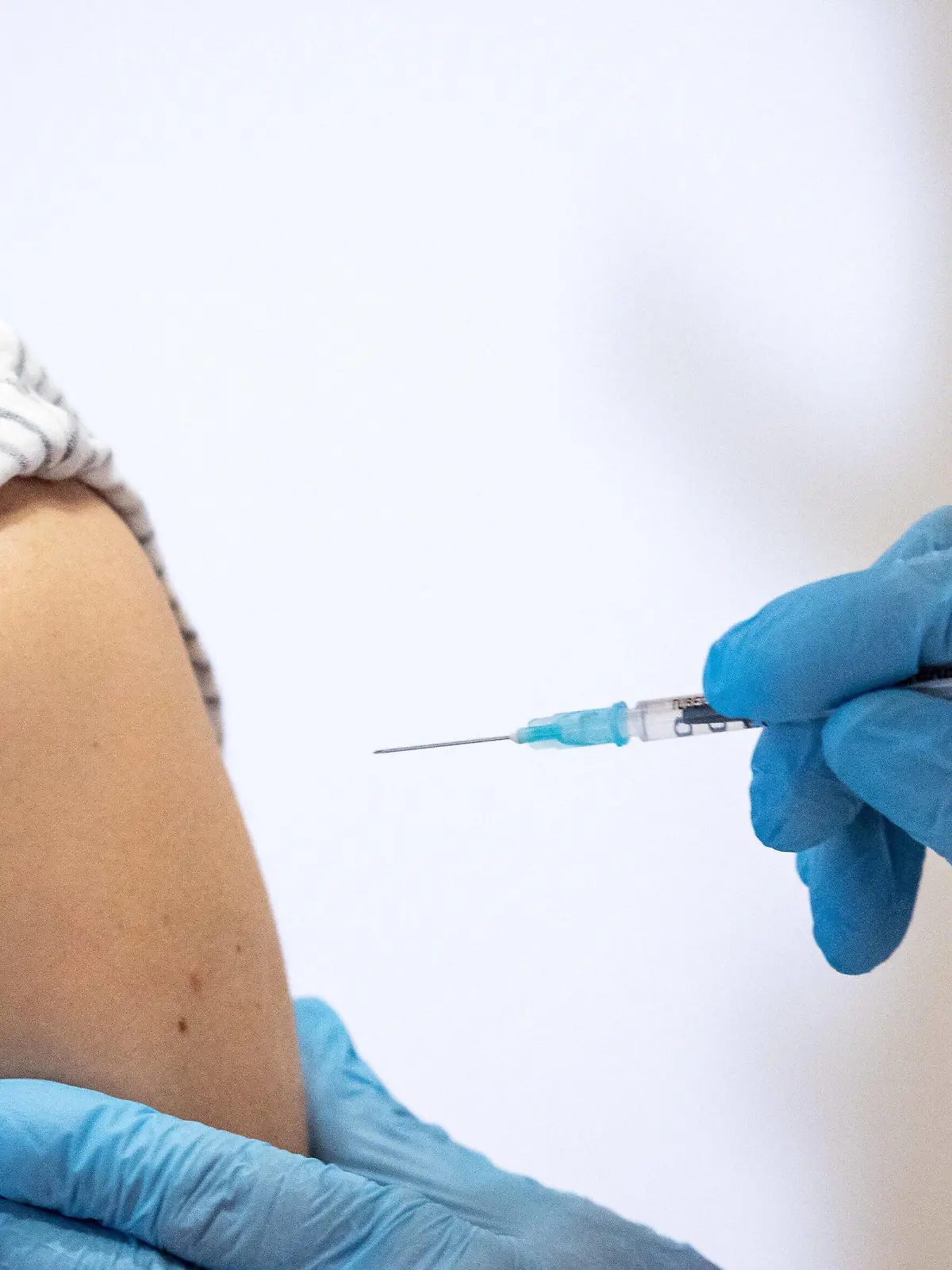 Schwaz 11.03.2021, Schwaz, AUT, Coronavirus in Österreich, Beginn Impfaktion Bezirk Schwaz, ab heute stehen 100.000 zusätzliche Impfdosen des Impfstoffs von BioNTech/Pfizer zur Bekämpfung der Coronavirus-Pandemie zur Verfügung, im Bild Impfung // Vaccination during the start of the vaccination campaign in the Schwaz district. Starting today, 100,000 additional doses of BioNTech / Pfizer s vaccine are available to fight the coronavirus pandemic. Schwaz, Austria on 2021/03/11. **** ONLY FOR GERFRAITAESPSUISSEGBR **** *** Schwaz 11 03 2021, Schwaz, AUT, Coronavirus in Austria, Start of vaccination campaign in the Schwaz district Starting today, 100,000 additional doses of BioNTech Pfizer s vaccine are available to fight the coronavi PUBLICATIONxNOTxINxAUT EP_gro 