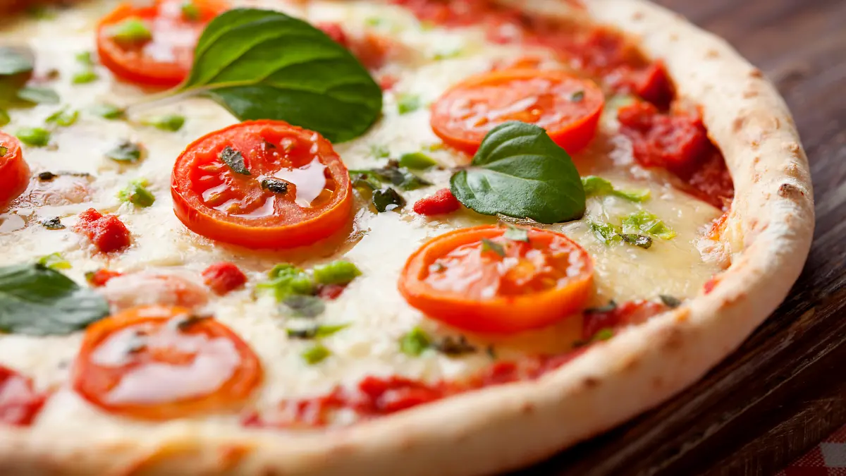 italienische küche,pizza,pizza margherita *** italian cuisine,pizza,pizza margherita gpc-fr0