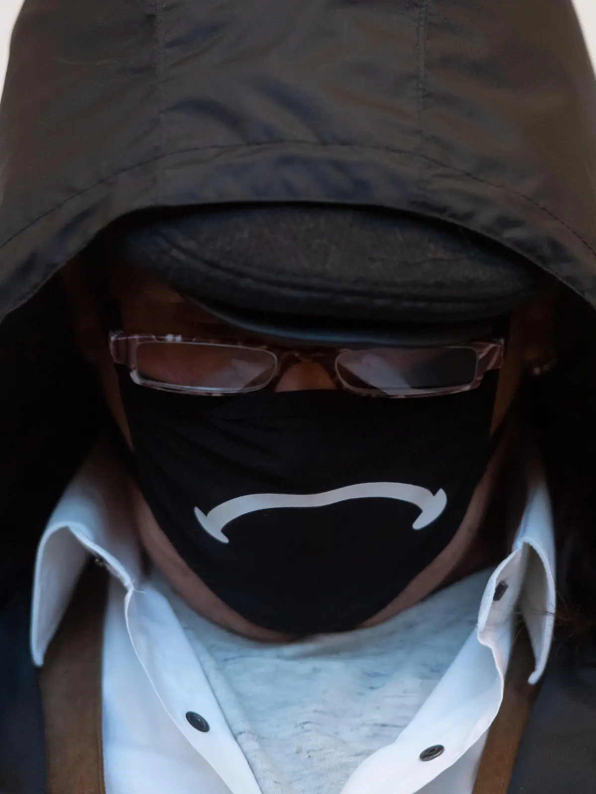 04.08.2020, Nordrhein-Westfalen, Dortmund: Der Angeklagte verbirgt sein Gesicht hinter einer Gesichtsmaske, einer Briller und unter einer Kapuze. Im Neubeginn eines Prozess um einen Mord vor 27 Jahren wird dem Angeklagten vorgeworfen, die damals 16-jährige Schülerin Nicole-Denise Schalla ermordet zu haben. Ein erster Prozess war Anfang des Jahres geplatzt, weil eine Richterin erkrankt war. Weil das Verfahren nicht zeitnah wieder aufgenommen wurde, war der Angeklagte im Juli trotz dringenden Mordverdachts aus der Untersuchungshaft entlassen worden. Foto: Bernd Thissen/dpa +++ dpa-Bildfunk +++