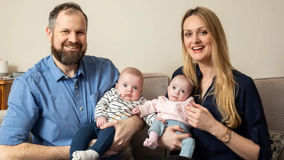 Rebecca und Partner Rhys halten Rosalie und Noah voller Stolz im Arm.