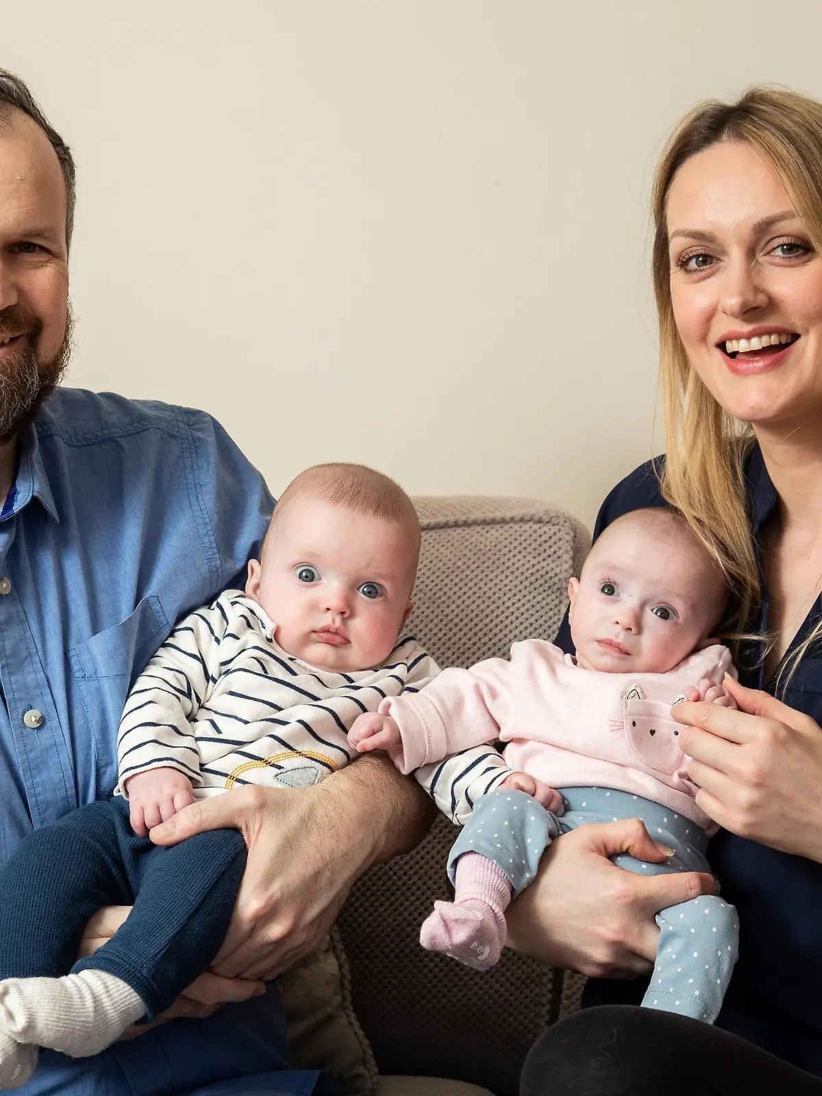 Rebecca und Partner Rhys halten Rosalie und Noah voller Stolz im Arm.