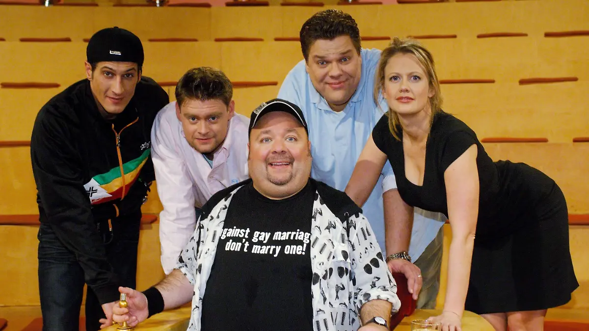 "Frei Schnauze", 12 neue Folgen ab Freitag, 27.01.2006, jeweils 22:45 Uhr, RTL: "Frei Schnauze" - die schnellste Impro-Show Deutschlands startet durch! Spielleiter Dirk Bach (vorne) hat bei "Frei Schnauze" das Kommando. Mit neuem Konzept, neuer Deko und jeder Menge neuer Spielideen, erwarten die Comedians (v.li.) Mirco Nontschew, Max Giermann, Tetje Mierendorf und Barbara Schöneberger u.v.a. Aufgaben, die sie bestmöglichst umsetzen müssen. - Abdruck honorarfrei bei Quellenangabe, Foto: RTL - Nur für redaktionelle Fernsehzwecke in Verbindung mit RTL Television - Mehr Bilder und Infos unter www.rtl-presse.de. (c) RTL, Abdruck honorarfrei bei Quellenangabe - Foto: RTL, Verwendung nur zum Bebildern des RTL-Programms. +++ +++