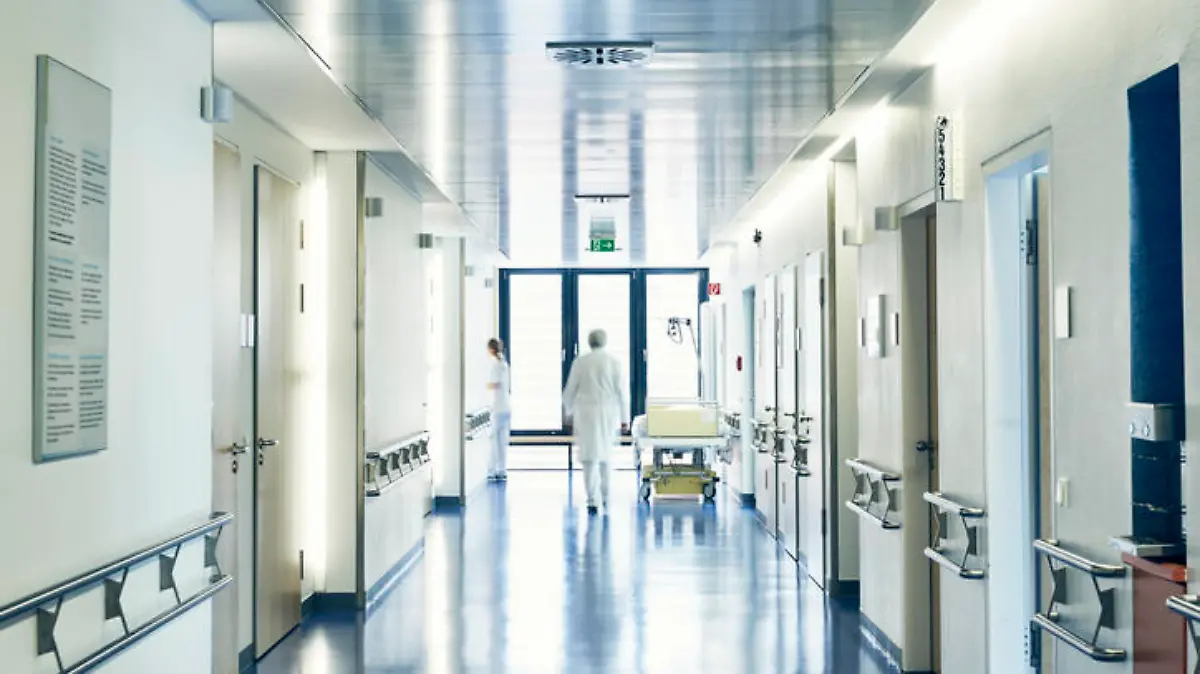 Krankenhausflur mit Ärzten und einem Krankenbett
