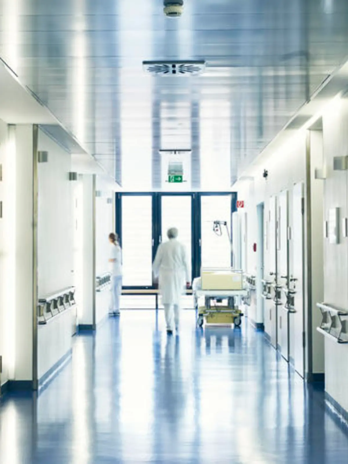 Krankenhausflur mit Ärzten und einem Krankenbett