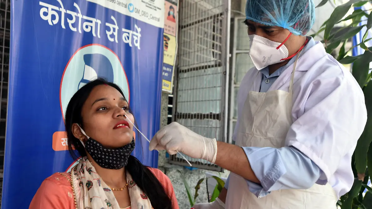 Frau in Indien bekommt Corona-Test