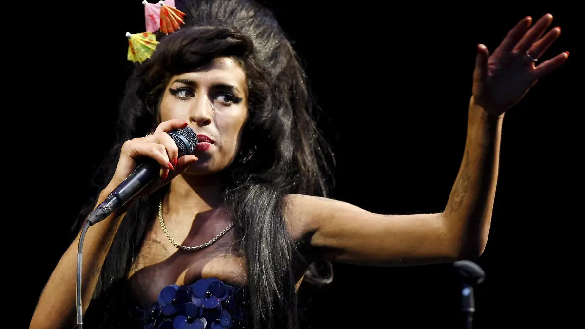ARCHIV - Sängerin Amy Winehouse tritt am 28.06.2008 in Glastonbury (Großbritannien) auf. Foto: Frantzesco Kangaris/dpa (zu dpa «Erfinderin der «Beehive»-Frisur gestorben» vom 14.06.2016) +++(c) dpa - Bildfunk+++