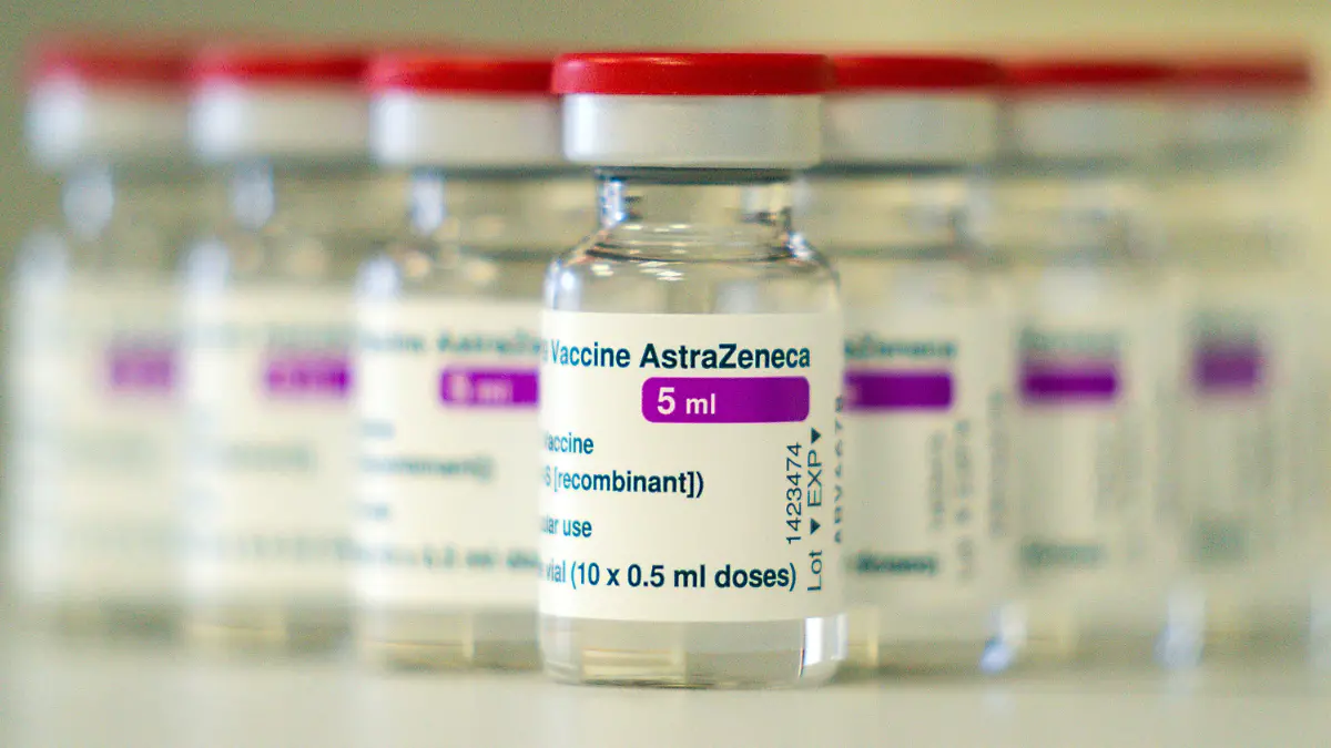ARCHIV - 09.03.2021, Bayern, Naila: Auf einem Tisch in einer Hausarztpraxis stehen Ampullen mit dem Covid-19 Impfstoff des schwedisch-britischen Pharmakonzerns AstraZeneca. (zu dpa «Nach erneuter Einschränkung: Astrazeneca betont Nutzen des Impfstoffs») Foto: Nicolas Armer/dpa +++ dpa-Bildfunk +++