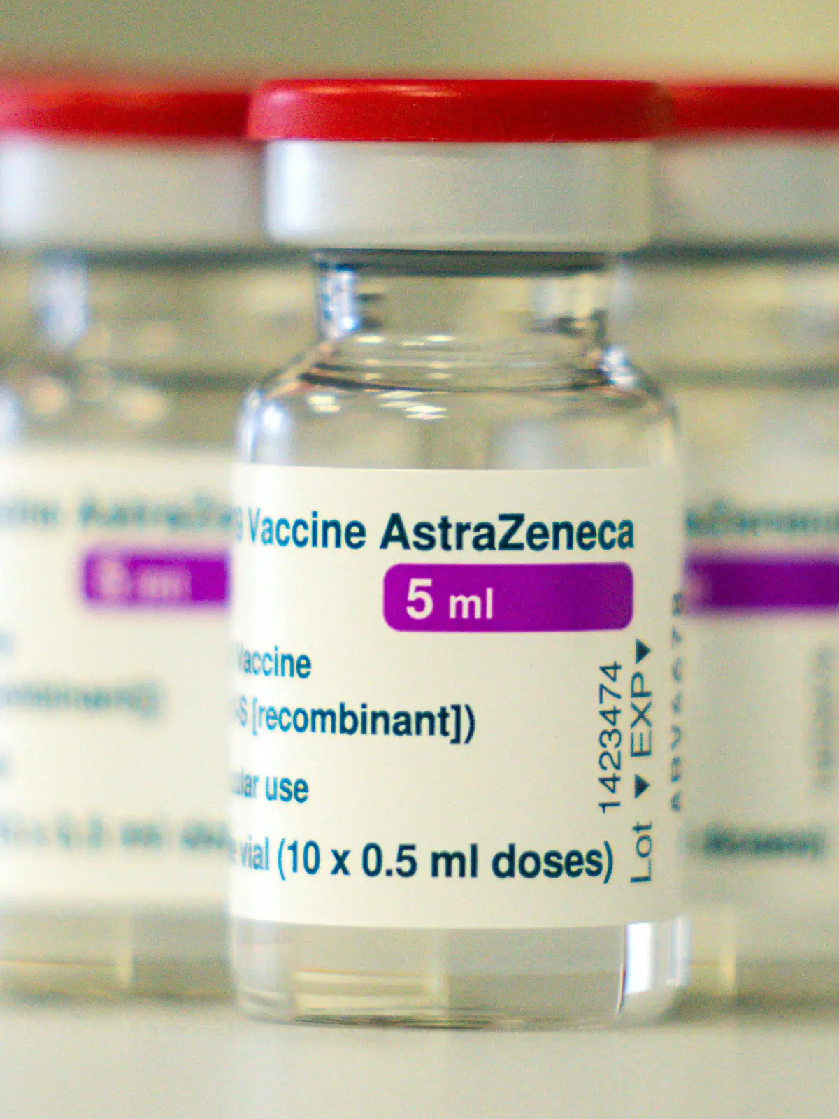ARCHIV - 09.03.2021, Bayern, Naila: Auf einem Tisch in einer Hausarztpraxis stehen Ampullen mit dem Covid-19 Impfstoff des schwedisch-britischen Pharmakonzerns AstraZeneca. (zu dpa «Nach erneuter Einschränkung: Astrazeneca betont Nutzen des Impfstoffs») Foto: Nicolas Armer/dpa +++ dpa-Bildfunk +++