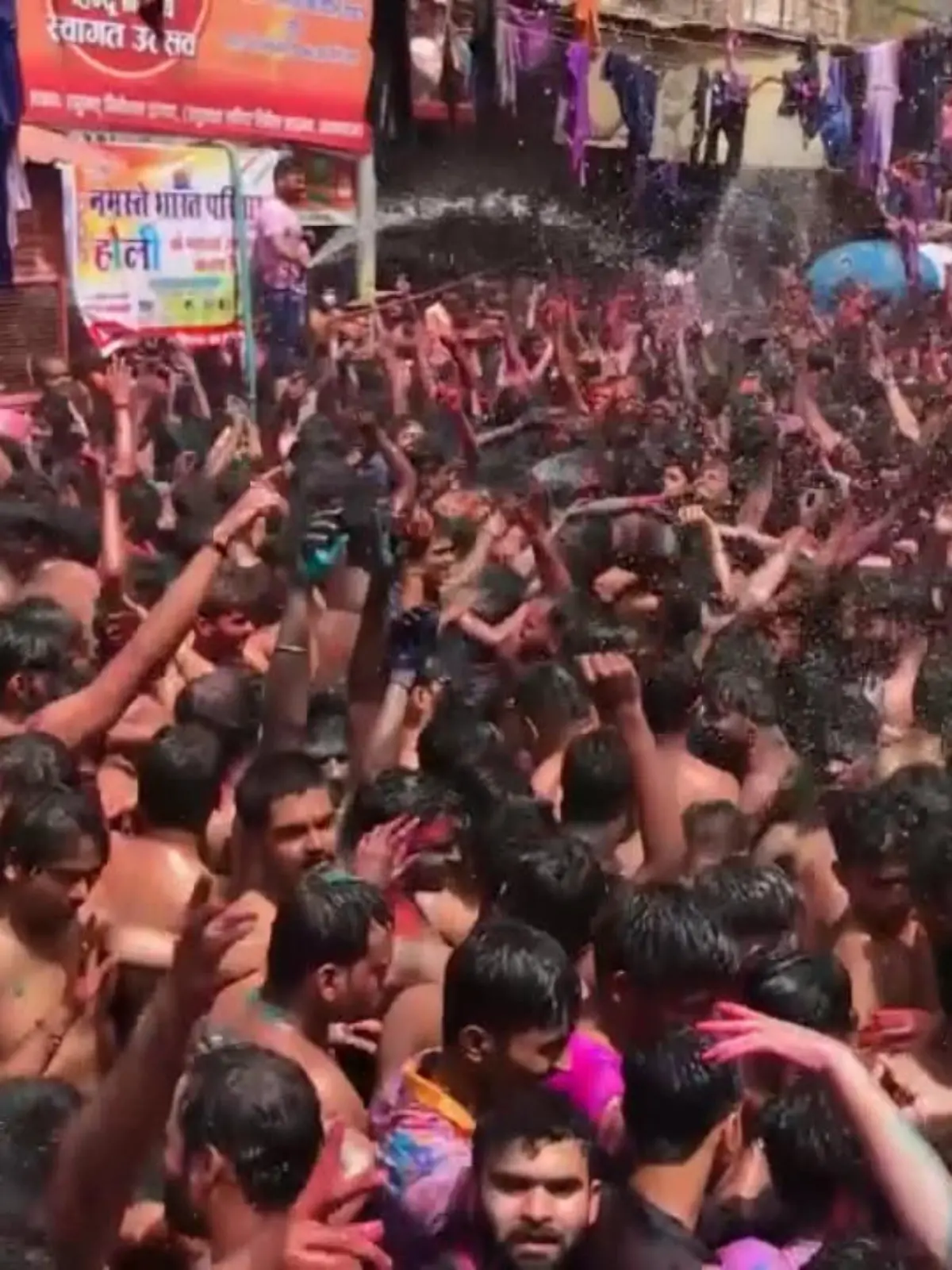 Trotz rasch steigender Corona-Zahlen in Indien gingen Tausende auf die Straßen und feierten ausgelassen. Das Holi-Festi ist einer der kulturell bedeutsamsten in der hinduistischen Kultur.