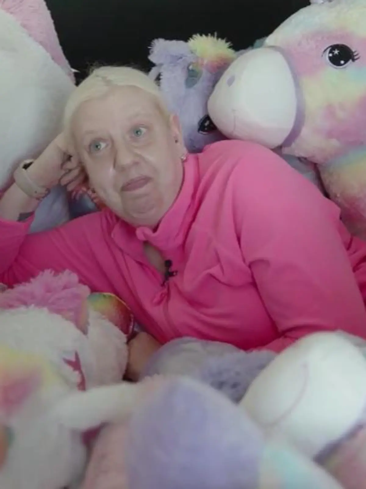 Mit Jessica Ittemann aus dem Odenwald sind die Einhörner durchgegangen: Die 33-Jährige sammelt alles, was mit den bunten Fabelwesen zu tun hat. Eine Prosecco-Dose mit Einhornmotiv machte den Anfang, danach gab es bei Jessica kein Halten mehr. Mittlerweile gibt es in dem 80 Quadratmeter großen Haus, das sie zusammen mit ihrem Mann Alex bewohnt, so gut wie keine Einhorn-freie Zone. Wie das aussieht und wie Jessica ihre Sammelleidenschaft erklärt, sehen Sie im Video!