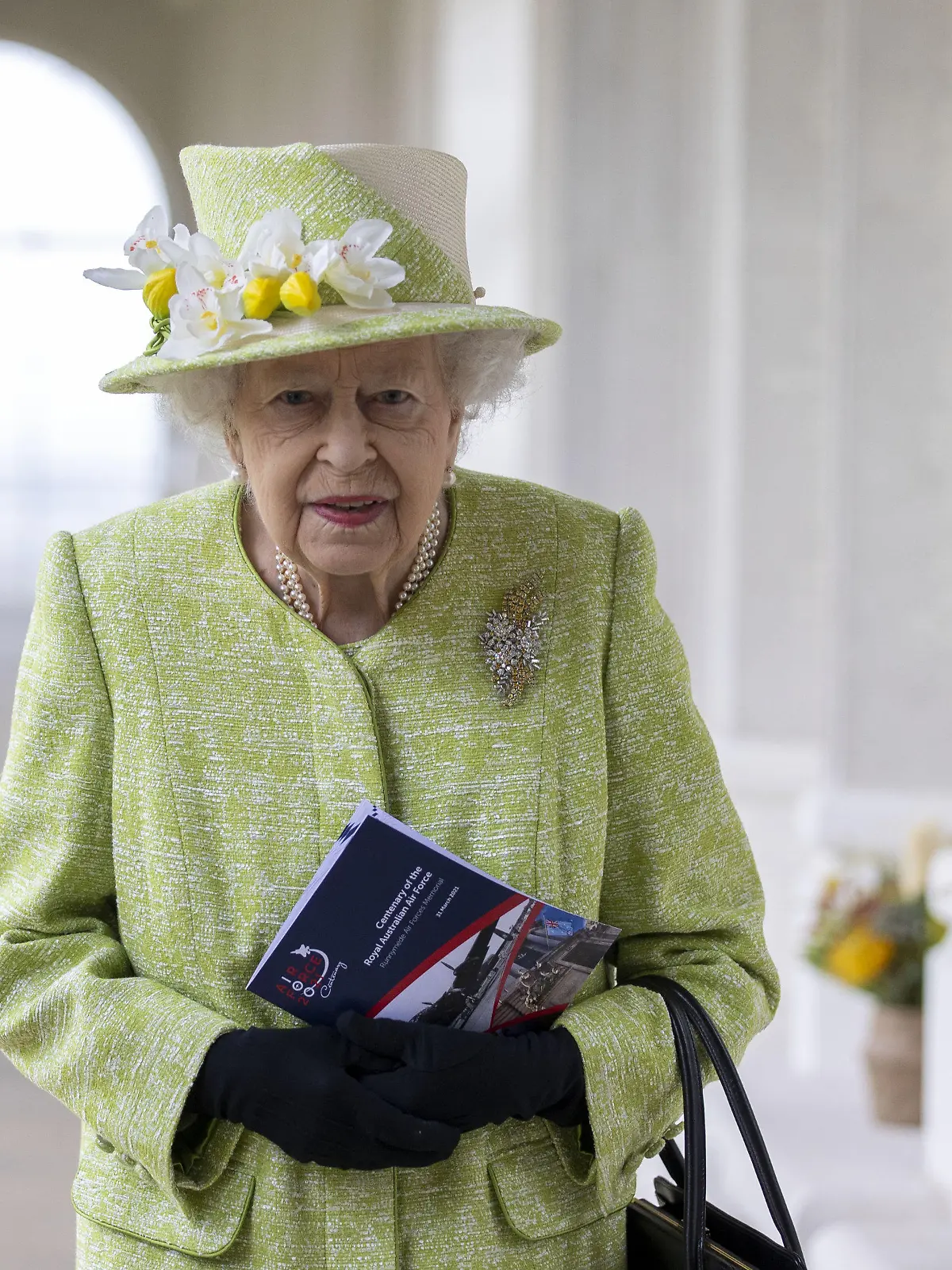 31.03.2021, Großbritannien, Runnymede: Die britische Königin Elizabeth II. besucht das Air Force-Gedenkmal im Rahmen eines Gottesdienstes anlässlich des hundertjährigen Bestehens der Royal Australian Air Force. Foto: Steve Reigate/Daily Express/PA Wire/dpa +++ dpa-Bildfunk +++