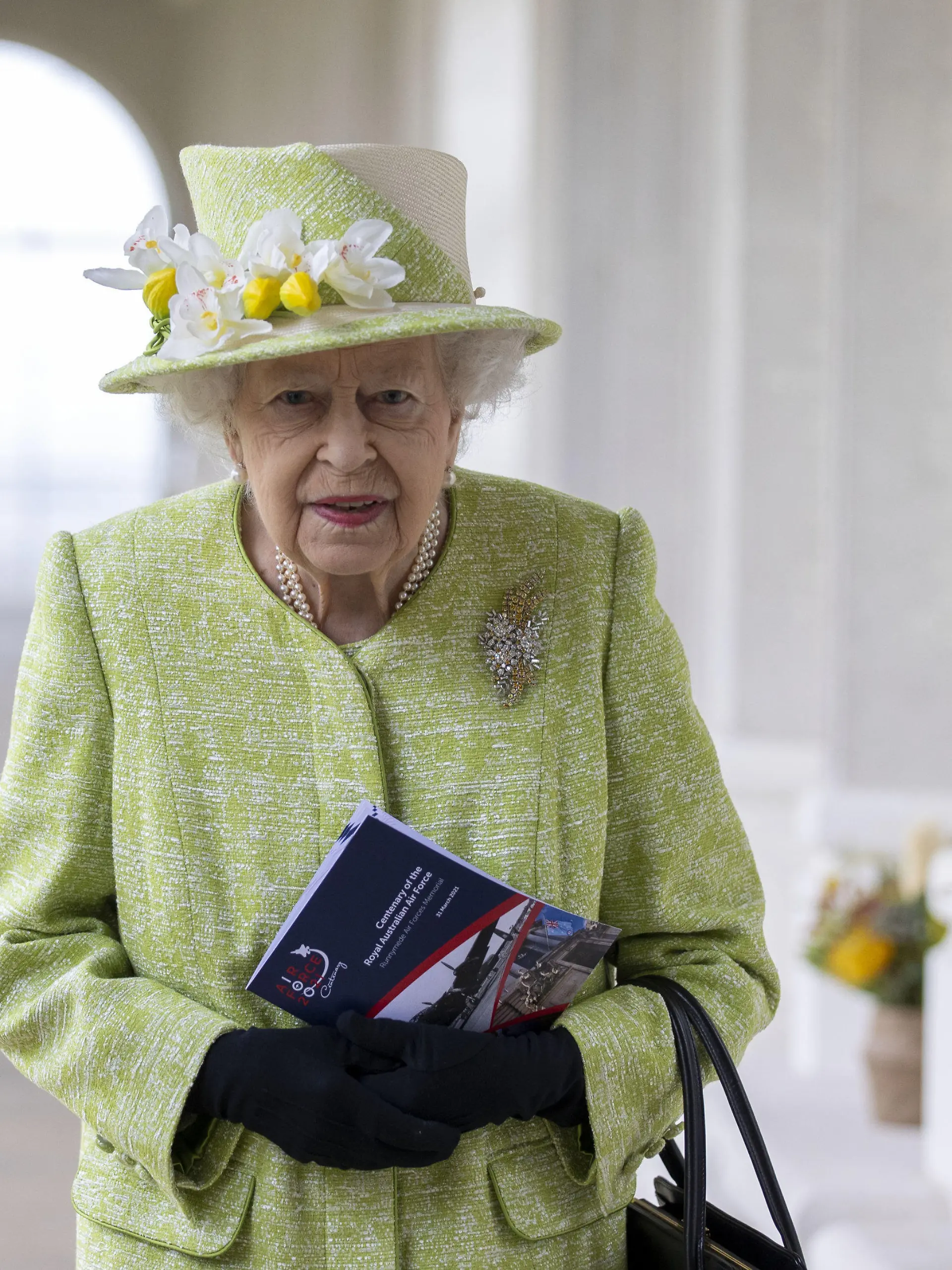 31.03.2021, Großbritannien, Runnymede: Die britische Königin Elizabeth II. besucht das Air Force-Gedenkmal im Rahmen eines Gottesdienstes anlässlich des hundertjährigen Bestehens der Royal Australian Air Force. Foto: Steve Reigate/Daily Express/PA Wire/dpa +++ dpa-Bildfunk +++