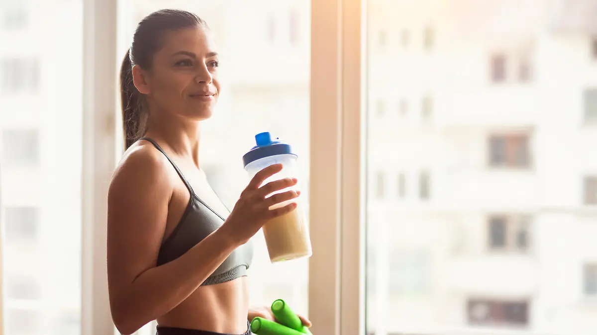 Junge Frau entspannt sich nach anstrengendem Training