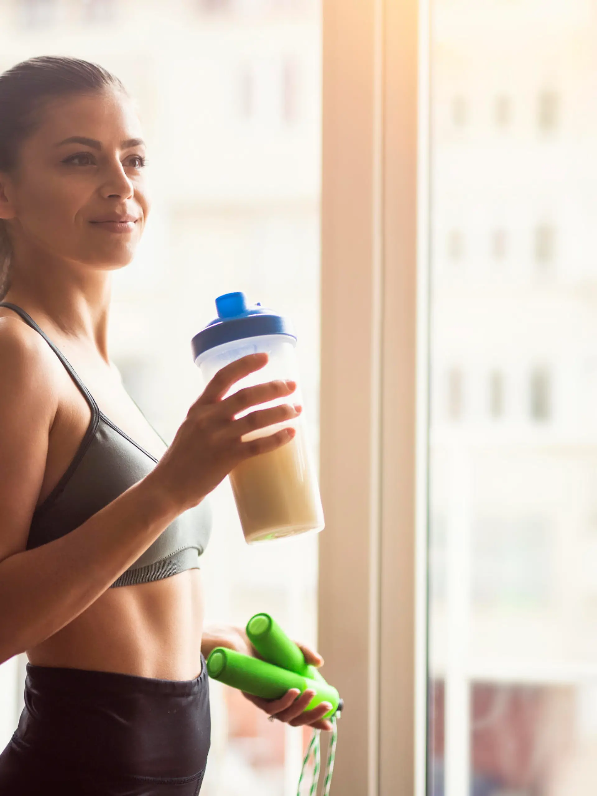Junge Frau entspannt sich nach anstrengendem Training