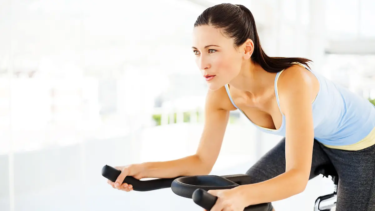 Junge Frau auf einem Hometrainer