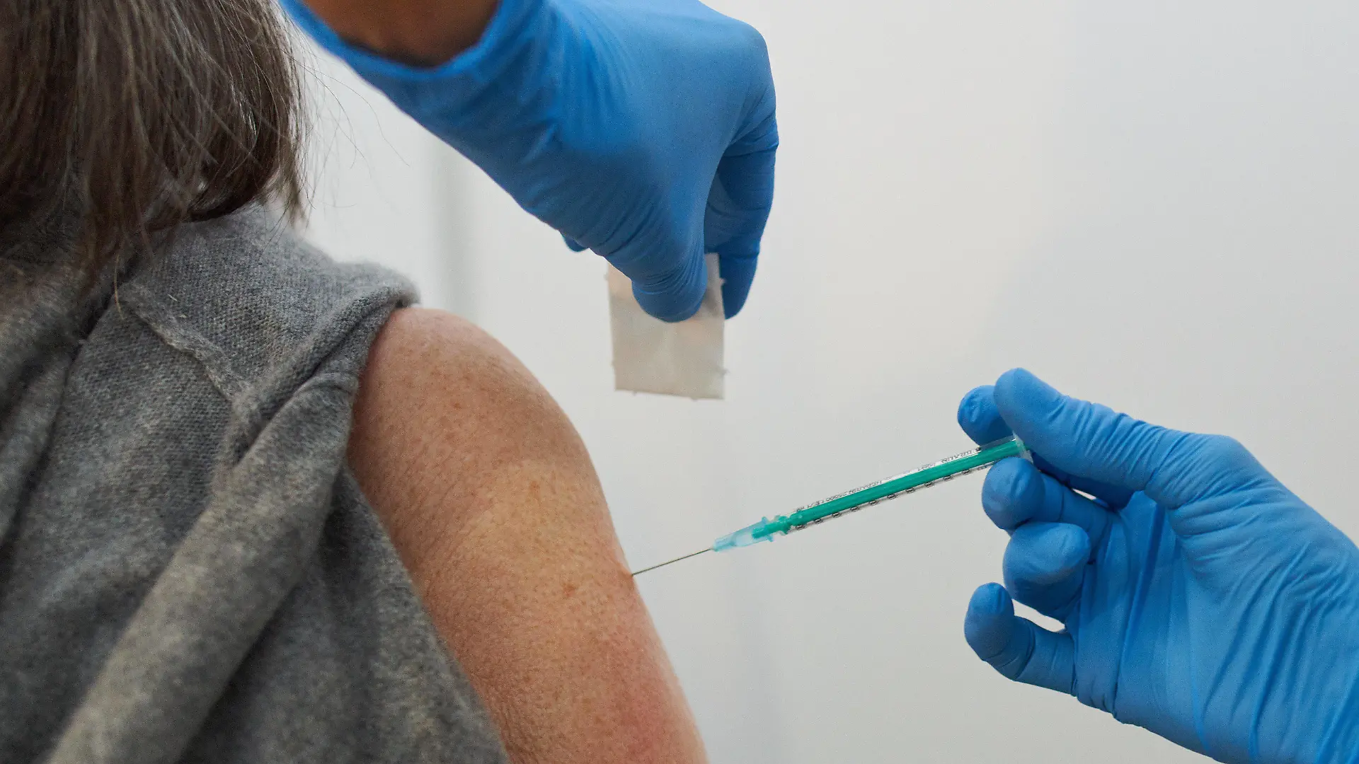 Corona COVID-19 Schutzimpfung mit Impfstoff Comirnaty BNT162b2, Biontech / Pfizer Covid-19 mRNA vaccine für Senioren, vaccination for senior citizen in Marktoberdorf, Bavaria, Germany, January 15, 2021.