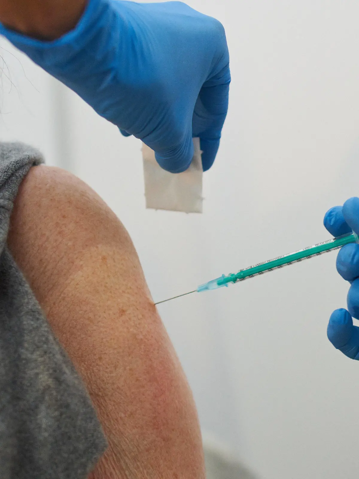  Corona COVID-19 Schutzimpfung mit Impfstoff Comirnaty  BNT162b2, Biontech / Pfizer  Covid-19 mRNA vaccine für Senioren, vaccination for senior citizen in Marktoberdorf, Bavaria, Germany, January 15, 2021.