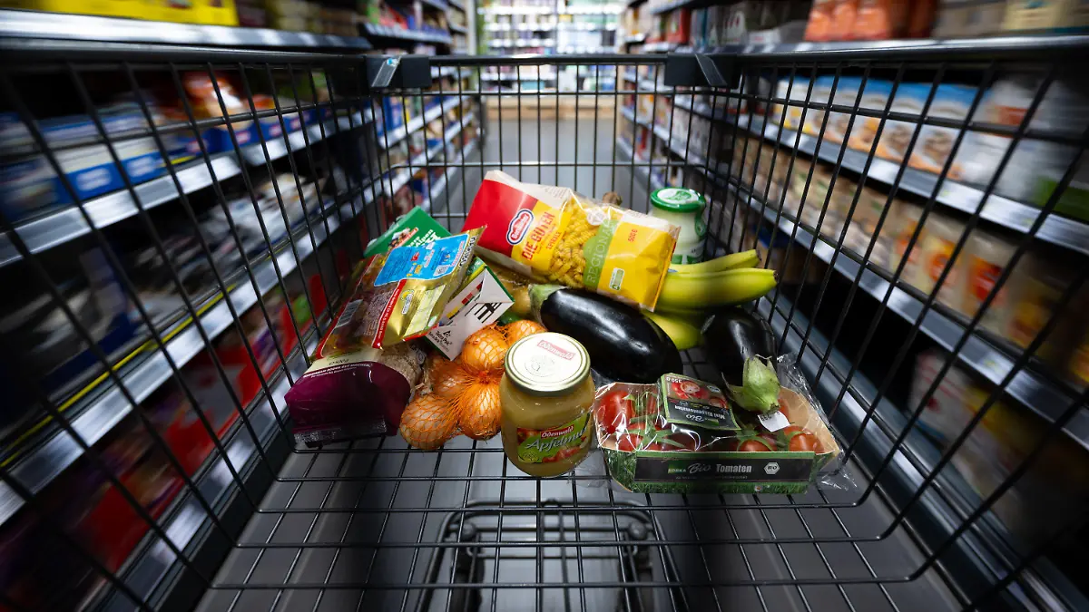 ARCHIV - 18.01.2023, Bayern, Neubiberg: Verschiedene Lebensmittel liegen in einem Supermarkt in einem Einkaufswagen. Das Statistische Bundesamt veröffentlicht am 28.04.2023 Zahlen zur Inflation im April. (zu dpa "Konjunktur, Inflation und Arbeitsmarkt - Bleibt eine Rezession aus?") Foto: Sven Hoppe/dpa +++ dpa-Bildfunk +++