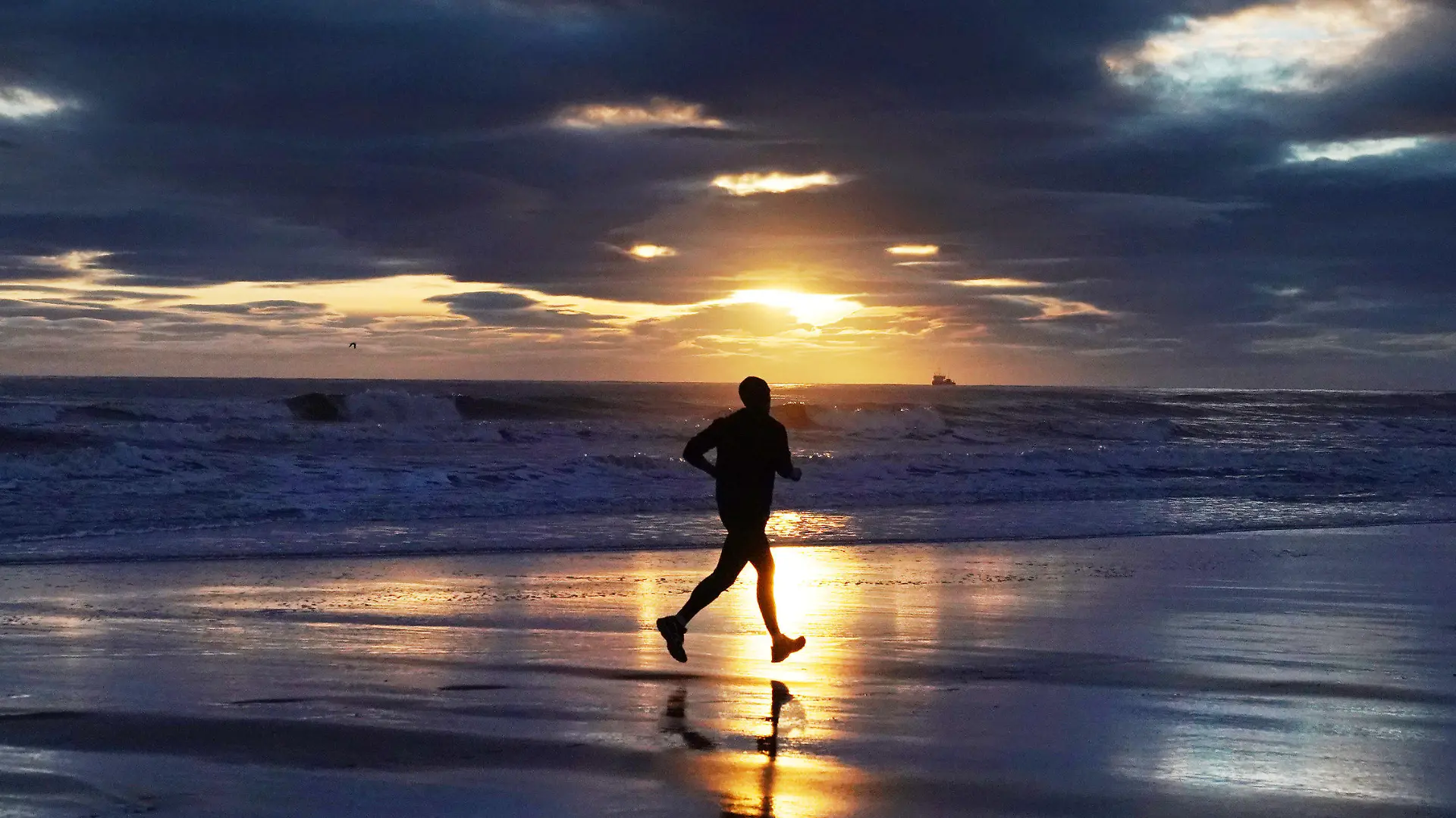 07.03.2019, Großbritannien, Tynemouth: Ein Jogger läuft am Strand von Tynemouth an der Nordostküste entlang. Foto: Owen Humphreys/PA Wire/dpa +++ dpa-Bildfunk +++