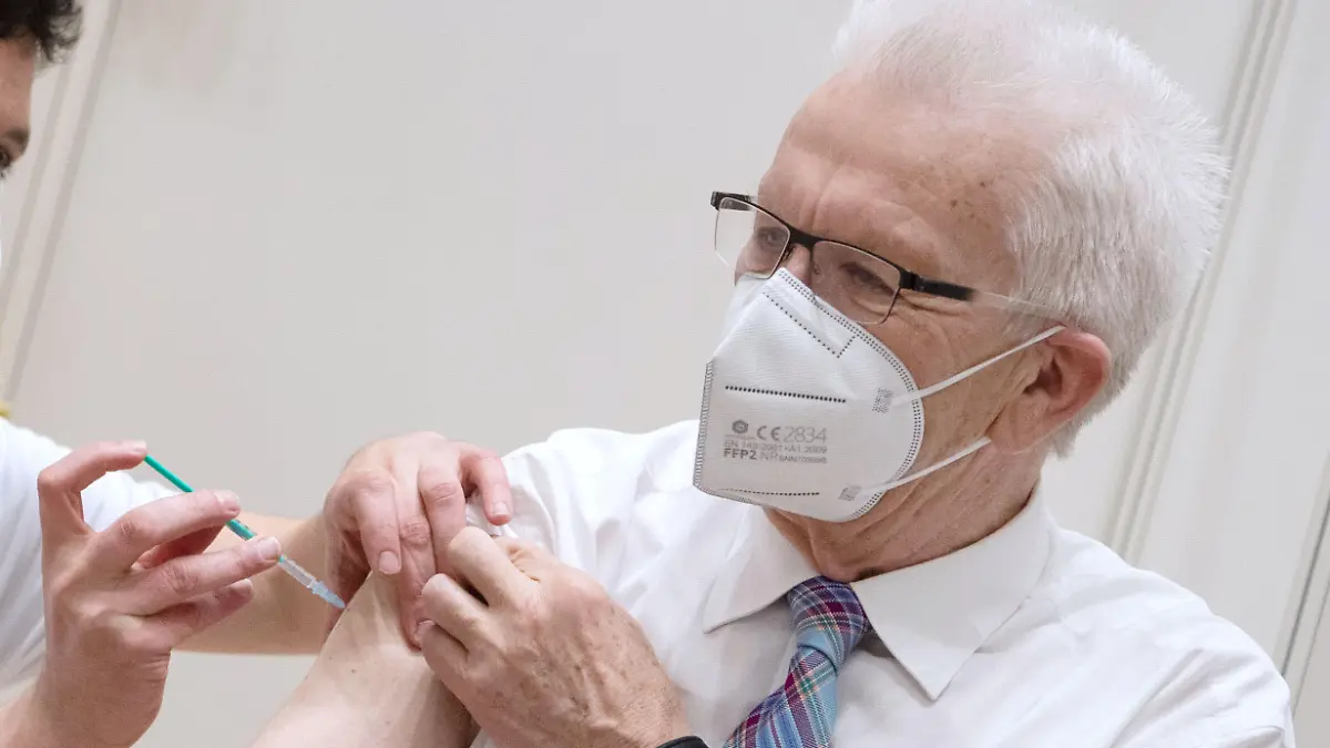 19.03.2021, Baden-Württemberg, Stuttgart: Winfried Kretschmann (Bündnis 90/Die Grünen,r), Ministerpräsident von Baden-Württemberg, wird von Christian Menzel, Oberarzt im Klinikum Stuttgart im vom Klinikum Stuttgart betriebenen Impfzentrum im Kultur- und Kongresszentrum Liederhalle mit dem Impfstoff AstraZeneca gegen das Corona-Virus geimpft. Foto: Marijan Murat/dpa +++ dpa-Bildfunk +++