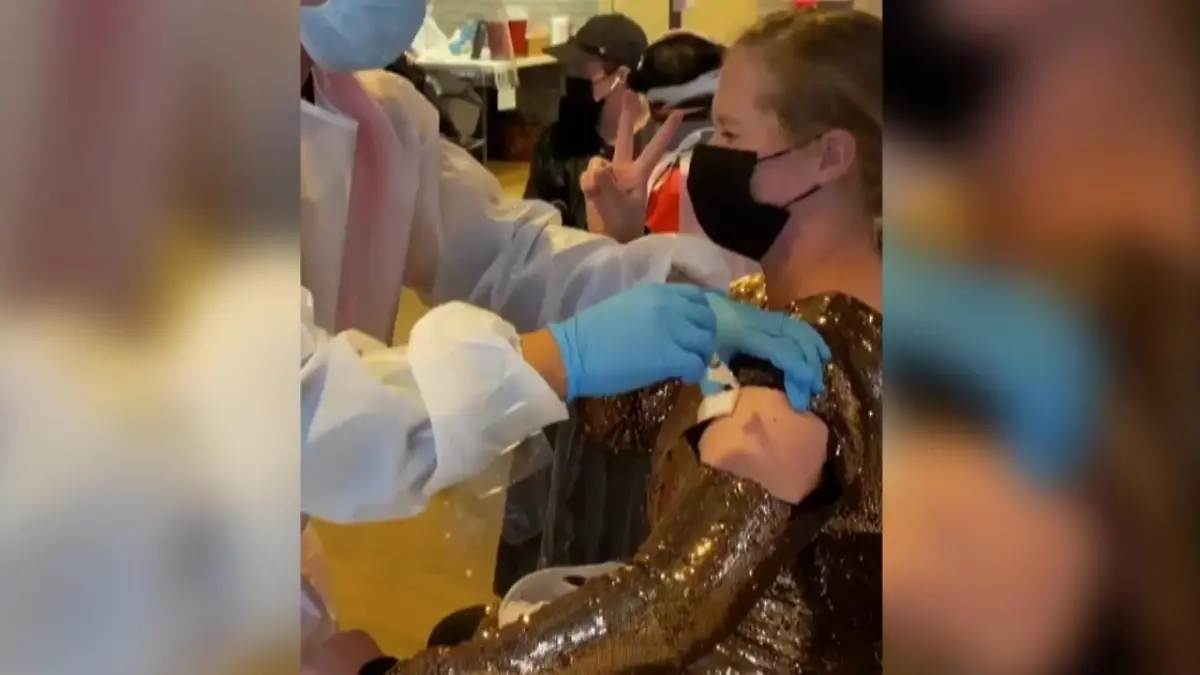 Amy Schumer macht Corona-Impfung zur Party Im Glitzerfummel bringt Amy alle zum Lachen