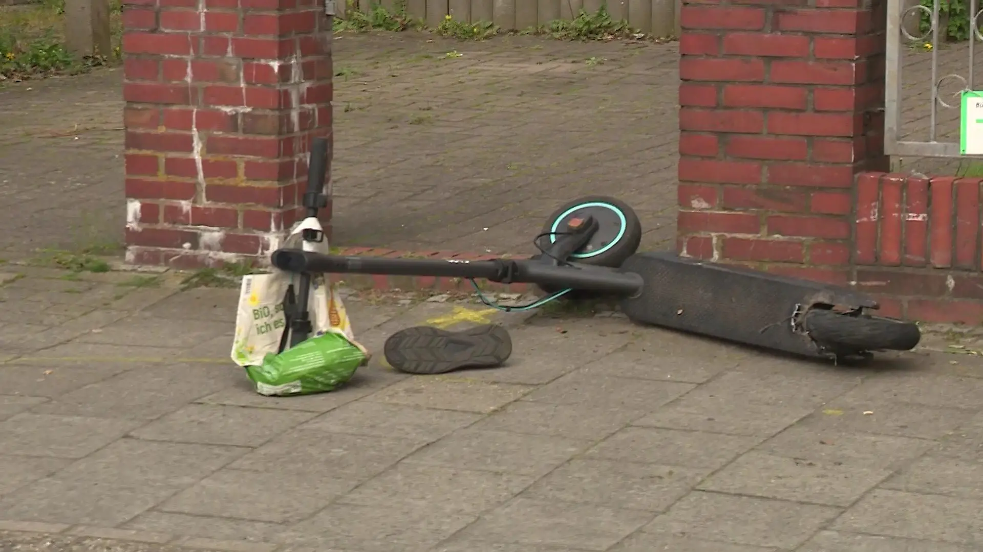 Der E-Scooter des Opfers liegt auf dem Bürgersteig in Delmenhorst. Ein BMW-Fahrer soll gezielt Jagd auf den Mann gemacht haben. Der Rollerfahrer wurde lebensgefährlich verletzt.