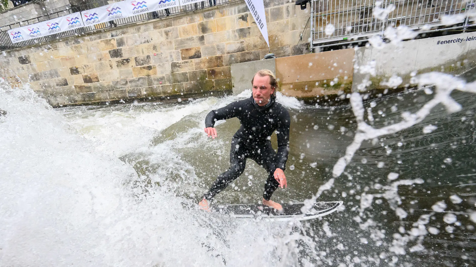 28.04.2023, Niedersachsen, Hannover: Surfer Maurice Friedrich testet die Leinewelle auf dem Fluss Leine in der Altstadt. Die Leinewelle - ein Sportangebot auf einer künstlich erzeugten Welle - wurde nun offiziell eröffnet. Vom 05. bis 07.05.23 findet hier die Deutsche Meisterschaft im ·Rapid Surfing·, dem Surfen auf einer künstlichen Welle, statt. Foto: Julian Stratenschulte/dpa +++ dpa-Bildfunk +++