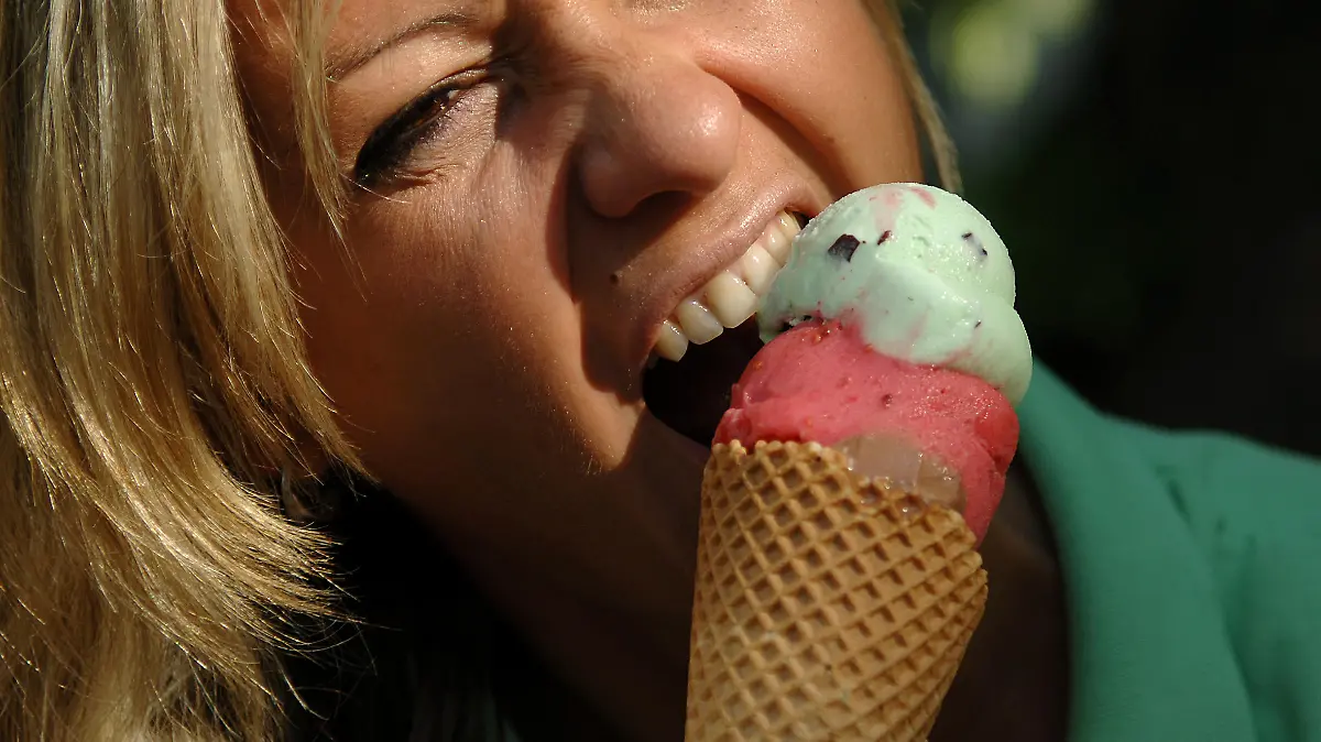 Viktoria verspürt beim Biss ins Eis einen stechenden Schmerz in ihren empfindlichen Zähnen (Archivfoto vom 18.06.2005). Bei schmerzempfindlichen Zähnen liegt das Zahnbein meist an einigen Stellen des Zahnes frei und leitet die Reize in Form kalter, heißer, süßer und saurer Speisen oder Berührung weiter an die Nervenenden im Zahn. Foto: Felix Heyder +++(c) dpa - Report+++