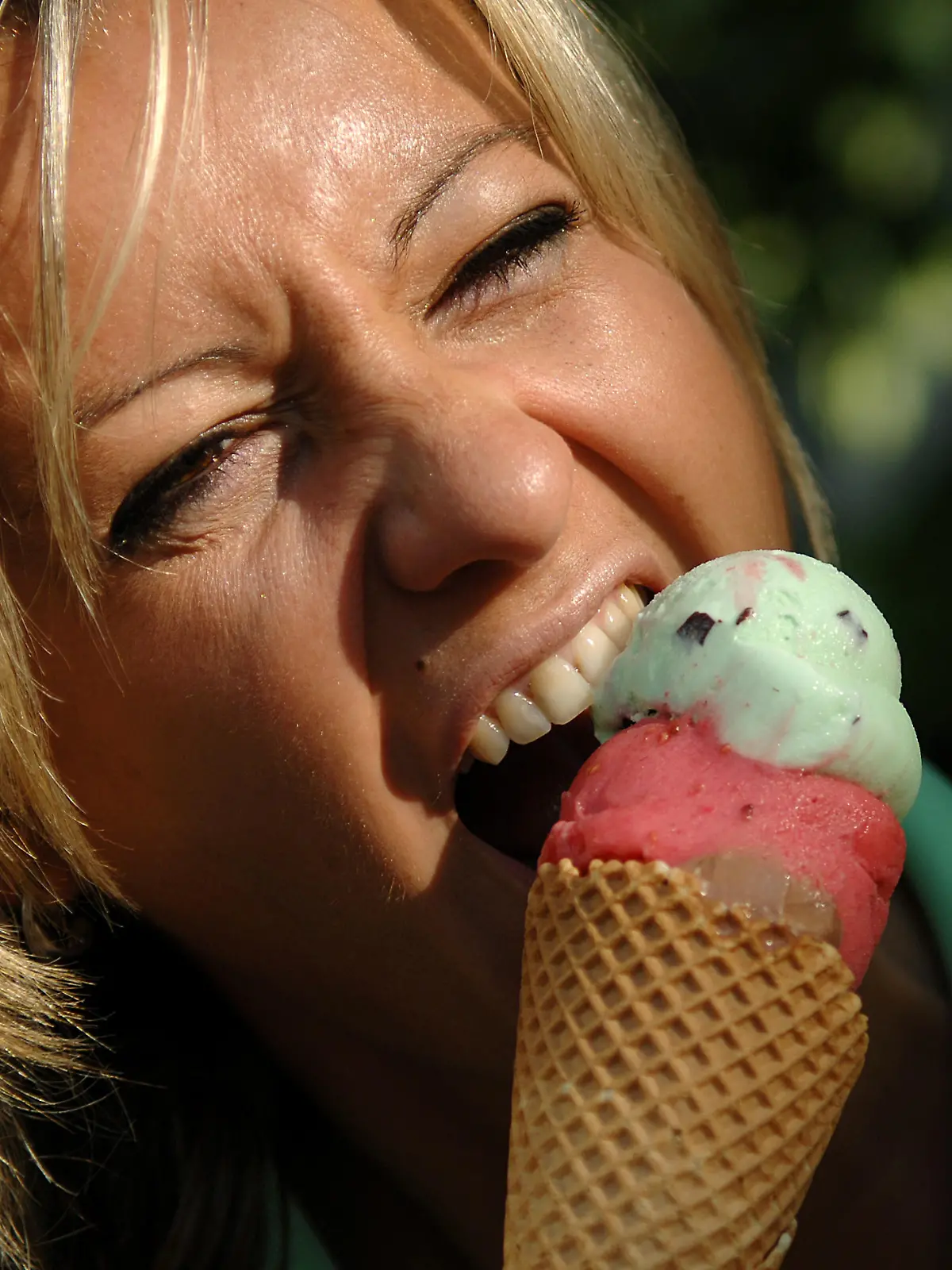 Viktoria verspürt beim Biss ins Eis einen stechenden Schmerz in ihren empfindlichen Zähnen (Archivfoto vom 18.06.2005). Bei schmerzempfindlichen Zähnen liegt das Zahnbein meist an einigen Stellen des Zahnes frei und leitet die Reize in Form kalter, heißer, süßer und saurer Speisen oder Berührung weiter an die Nervenenden im Zahn. Foto: Felix Heyder +++(c) dpa - Report+++