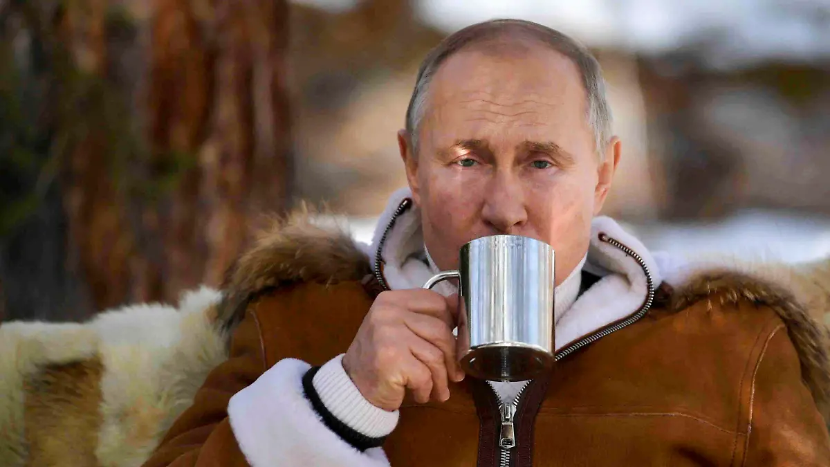 HANDOUT - 21.03.2021, Russland, ----: Wladimir Putin, Präsident von Russland, legt bei einem Ausflug in die sibirische Taiga eine Pause ein. Nach Angaben eines Kreml-Sprechers verbringt der russische Präsident mit Russlands Verteidigungsminister Schoigu das Wochenende in Sibirien. Foto: Alexei Druzhinin/Pool Sputnik Kremlin/AP/dpa - ACHTUNG: Nur zur redaktionellen Verwendung und nur mit vollständiger Nennung des vorstehenden Credits +++ dpa-Bildfunk +++