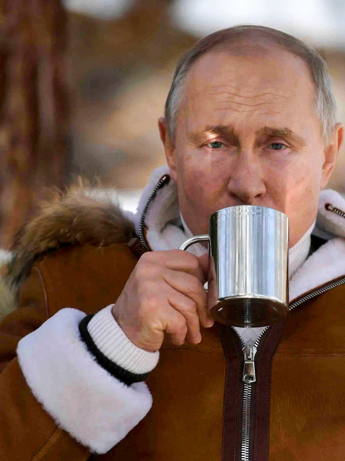 HANDOUT - 21.03.2021, Russland, ----: Wladimir Putin, Präsident von Russland, legt bei einem Ausflug in die sibirische Taiga eine Pause ein. Nach Angaben eines Kreml-Sprechers verbringt der russische Präsident mit Russlands Verteidigungsminister Schoigu das Wochenende in Sibirien. Foto: Alexei Druzhinin/Pool Sputnik Kremlin/AP/dpa - ACHTUNG: Nur zur redaktionellen Verwendung und nur mit vollständiger Nennung des vorstehenden Credits +++ dpa-Bildfunk +++